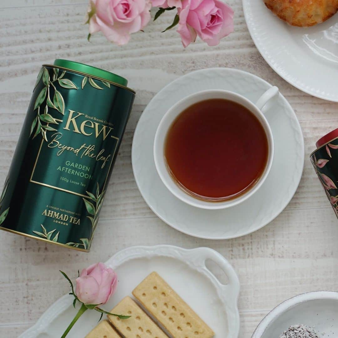 AHMAD TEA / アーマッドティーのインスタグラム：「"Mother's Day"  今週末、5月14日は #母の日 🌹  いつも忙しく頑張っているお母さんへ 日頃の感謝の気持ちを込めて・・・ ちょっと特別感のある紅茶の プレゼントはいかがですか？🫖  おすすめのアイテムは、 英国王立植物園「キューガーデン」とのコラボ #キューガーデンズ シリーズ👑🇬🇧 鮮やかなボタニカルモチーフの限定缶が ティータイムを華やかに彩ります♪  リーフ缶は選べる4種類💐 ☕️イングリッシュブレックファースト ☕️アールグレイ ☕️イングリッシュアフタヌーン ☕️セイロン  4種類のティーバッグを詰め合わせた ☕セレクション缶　もご用意しています！  毎日の家事や仕事の合間にほっと一息、 くつろぎの時間を楽しめる贈り物は きっと喜んでいただけるはず😊🎀  @ahmadtea_jp #アーマッドティー #ahmadtea」