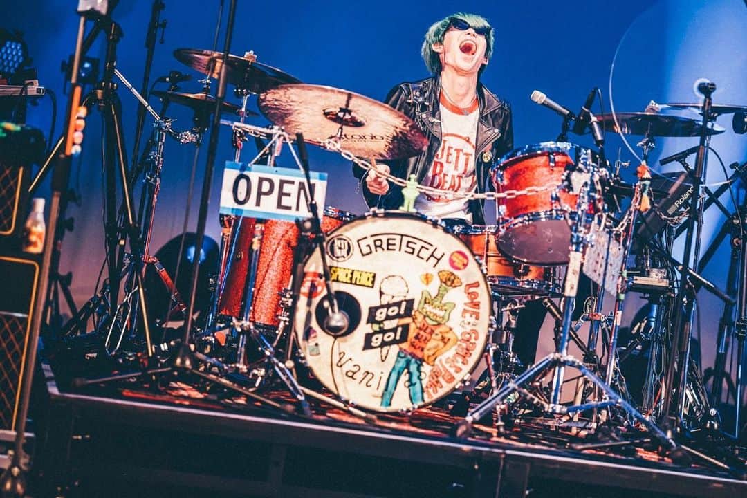 のインスタグラム：「ロックンロール日本代表🥁#FLOWERS TOUR FINAL 2023.5.5 #gogovanillas @go_go_vanillas_official #バニラズ #JETTSEIYA #ジェットセイヤ #ロックンロール #ROCKnROLL #DRUMUTANT #drummer #drum photographer 西槇太一」
