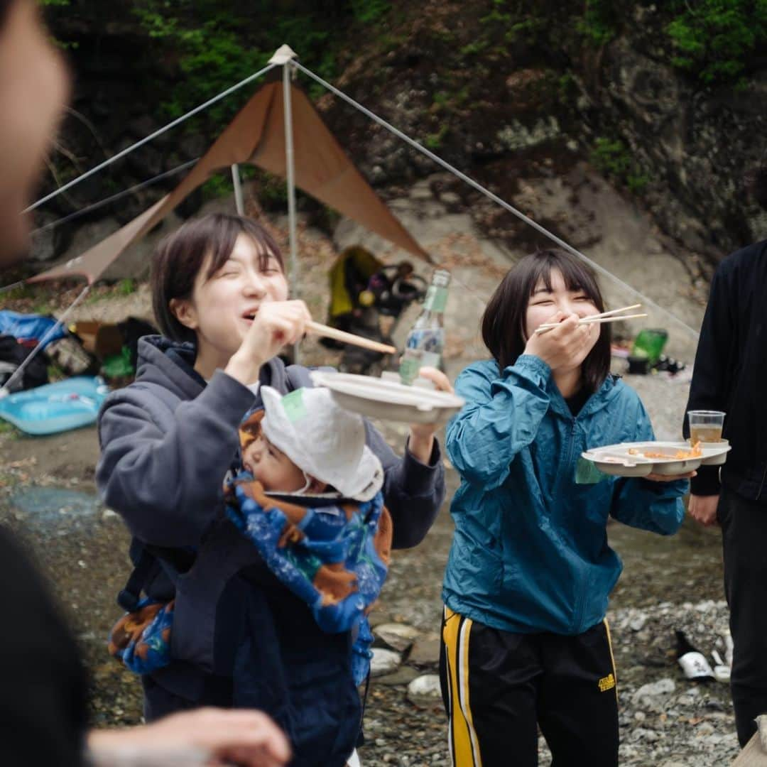 篠原祐太さんのインスタグラム写真 - (篠原祐太Instagram)「6月4日、ANTCICADAは3周年を迎えます。  そこで、今年も地球を味わい尽くすBBQを実施します。  6月3,4日の2日（共に日帰り）です。  恒例のジビエの丸焼きなど、季節の恵みを存分に味わえる料理たち。今回は、皆さんと一緒に色々作って、ワイワイ楽しめたら嬉しいなと思ってます。  もちろん、個性あふれるドリンクたちや、大人気・テントサウナも用意。全身で地球を感じられる時間にします…!!  以下、詳細です。ご確認ください。  ・日時：以下の2日程 ⑴ 6月3日（土曜）11~17時（予定） ⑵ 6月4日（日曜）11~17時（予定）  ・場所：北秋川自然休暇村 （東京都西多摩郡檜原村9031-1） あきる野ICから車で30分、武蔵五日市駅からバス45分  ・参加費：16490円（良い虫食おう！） 食事、飲み放題、会場代、全て込み  ・定員：各日25名ずつ（先着順） 定員達し次第締め切らせていただきます。  ・予約方法：オンラインショップから受付中。 https://antcicada.shop/items/628e058f1c6fdf4c95692ff3 ※複数人で参加の際は人数分の購入でお願いします。  春の渓谷で、全身で大自然を感じて、気持ち良い時間を過ごしましょう。お一人様の参加も大歓迎です。気軽に遊びにいらしてください。お待ちしてます！  #地球 #日本 #東京 #日本橋馬喰町 #レストラン  #earth #japan #tokyo #nihonbashi #restaurant  #アントシカダ #昆虫食 #地球食 #BBQ #テントサウナ  #antcicada #entomophagy #nature #adventure  #夏 #虫捕り #埼玉 #檜原村 #イベント #キャンプ #sauna #bbq #camp #summer #river」5月8日 11時06分 - earthboy.64