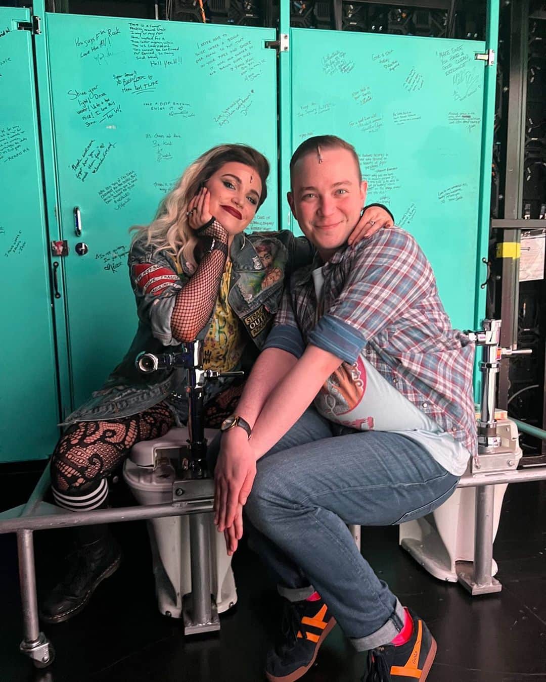リンジー・ピアースのインスタグラム：「the art freaks, over and out 🖕🏻🏳️‍🌈👽  #meangirls #meangirlstour #meangirlsbroadway #meangirlsmusical #janisanddamian」