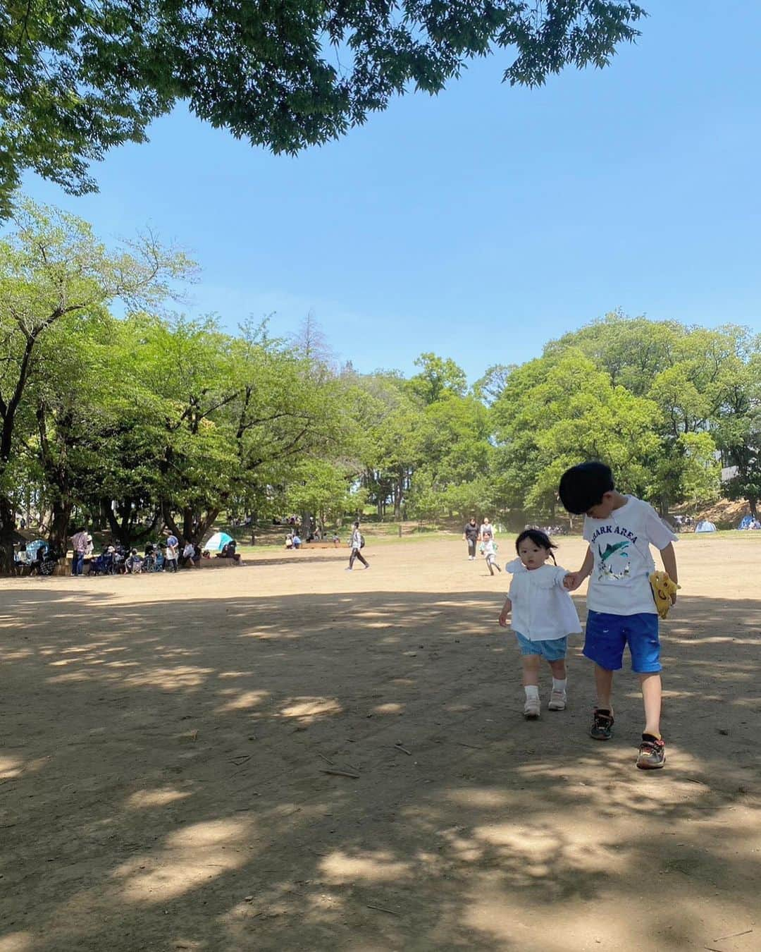 新倉真奈美さんのインスタグラム写真 - (新倉真奈美Instagram)「GW終わりましたね🌿☀️  少しお休み頂いたので久しぶりに地元に帰ったり 友人家族とピクニックしたり🧺♡  楽しい時間を過ごせました🤍  それにしても娘の横顔が丸過ぎて大変なことになってきてます🐥」5月8日 11時08分 - mana0809