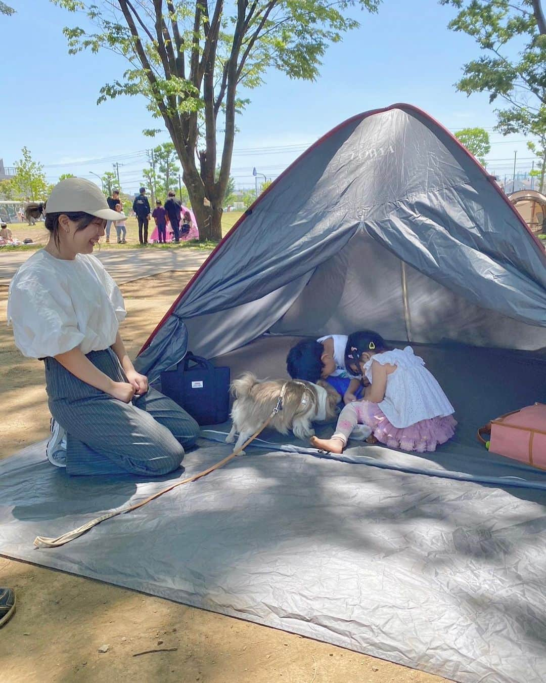 新倉真奈美のインスタグラム：「GW終わりましたね🌿☀️  少しお休み頂いたので久しぶりに地元に帰ったり 友人家族とピクニックしたり🧺♡  楽しい時間を過ごせました🤍  それにしても娘の横顔が丸過ぎて大変なことになってきてます🐥」