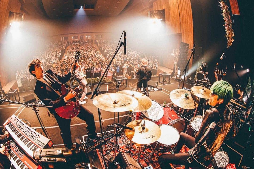 のインスタグラム：「ありがとう💐 #FLOWERS TOUR FINAL 2023.5.5 #gogovanillas @go_go_vanillas_official #バニラズ #ロックンロール #ROCKnROLL  photographer 西槇太一」