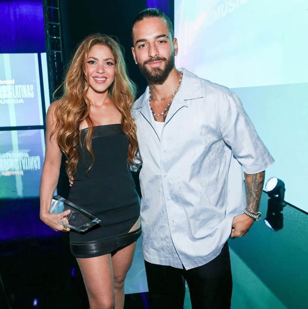シャキーラのインスタグラム：「Para completar una noche perfecta, recibir este premio de manos de @maluma Gracias colega 🥰」