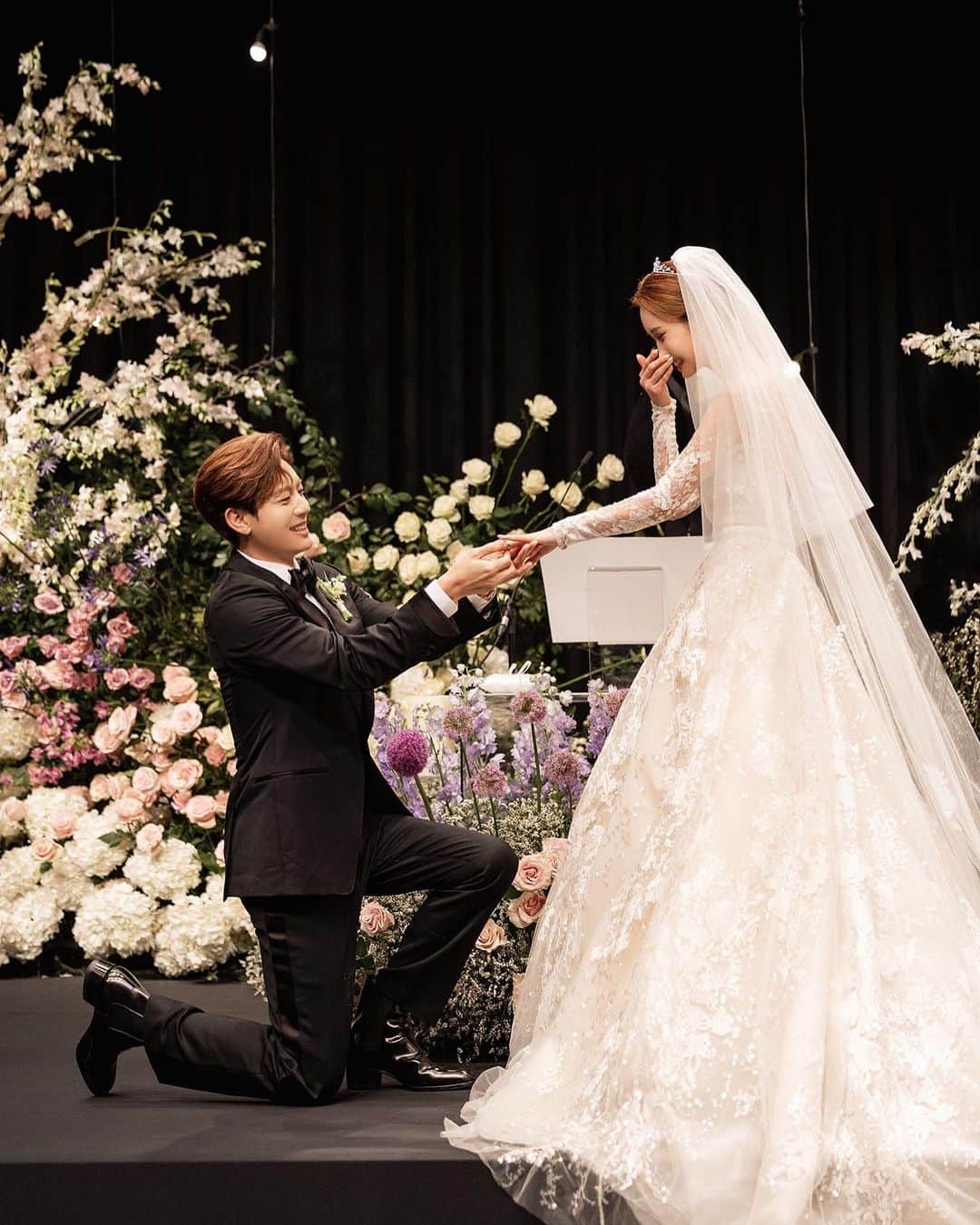 イ・ダヘさんのインスタグラム写真 - (イ・ダヘInstagram)「많은 분들의 축복 속에서 결혼식을 올릴 수 있음에 정말 감사하고 행복했습니다. 축하해 주신 모든 분들과 식장에서 함께 울고 웃어주신 하객 여러분께도 진심으로 감사의 말씀 전합니다.그리고 저희 결혼식을 위해 애써주신 많은 분들의 손길과 땀방울 잊지 않겠습니다. 다시 한번 감사드립니다. #해븐」5月8日 11時25分 - leedahey4eva