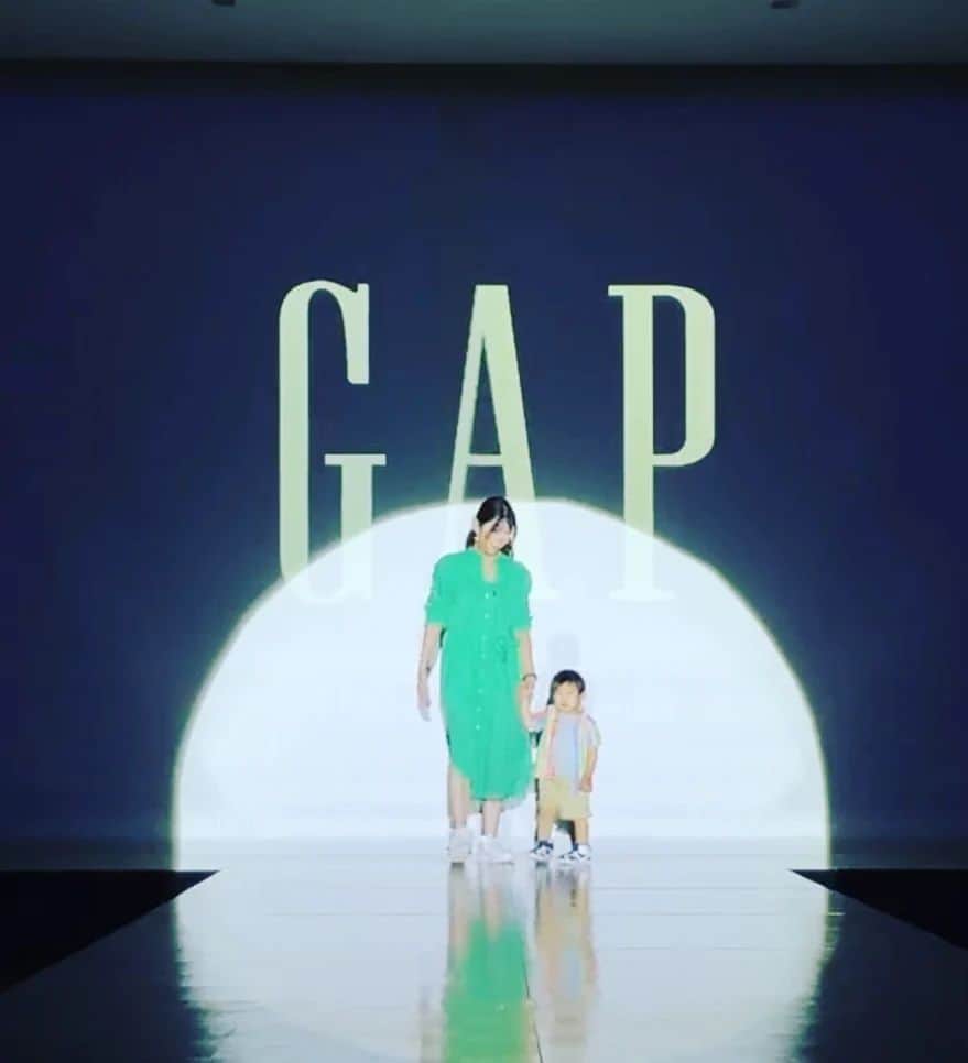 西真理子のインスタグラム：「Gap Tokyo collection Spring sns live2023  大分前ですが息子ランウェイデビューしました😁 初めてのステージでびっくりしていたようでいつものノリノリは出ず😂 センターまでは頑張って歩きましたがトップでのポージング出来ずに抱っこ〜😭になってしまいました🤣  でもよく頑張ったね🥹💗色んな経験していこうね☺️  #2歳 #gap  #ランウェイデビュー  #モデル体験 #リハはできたのに #経験 #男の子ママ #思い出作り」