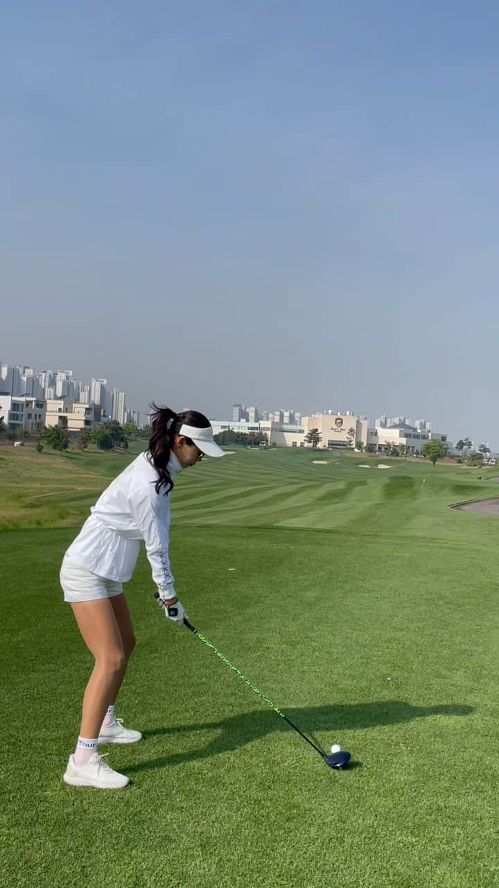 キム・ガヒョンのインスタグラム：「아침일찍 샷 ⛳️ . #golf #golfswing #golfstagram #골프 #골프스윙 #골프레슨 #김가형프로」