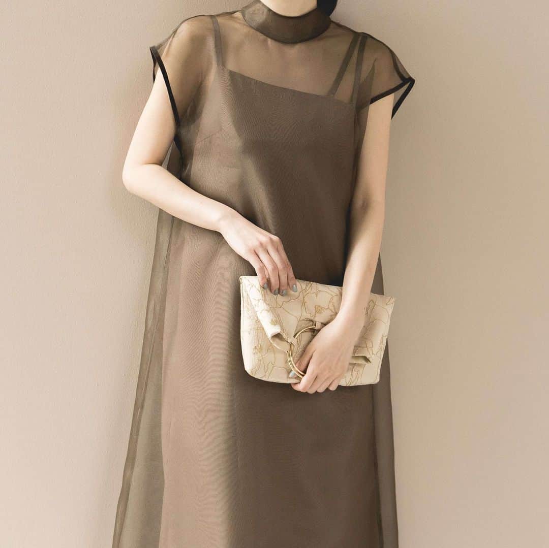 のインスタグラム：「- re stock -  人気商品、アシンメトリーオーガンジードレスが再入荷しました！  ▪︎ Asymmetrical organdy dress / No.100807 color : brown / black size : 1 / 2 model : 160cm ( size1 )  coordinate ▶︎▶︎▶︎  ▪︎ 2-way clutch bag / No.040104 color : beige / gray / black size : FREE  ▪︎ Scalloped pumps / No.050017 color : pink beige / gold size : 35 / 36 / 37 / 38 / 39 coming soon...  #kaene #ゲストドレス  #結婚式お呼ばれ  #結婚式コーデ  #オケージョンドレス」