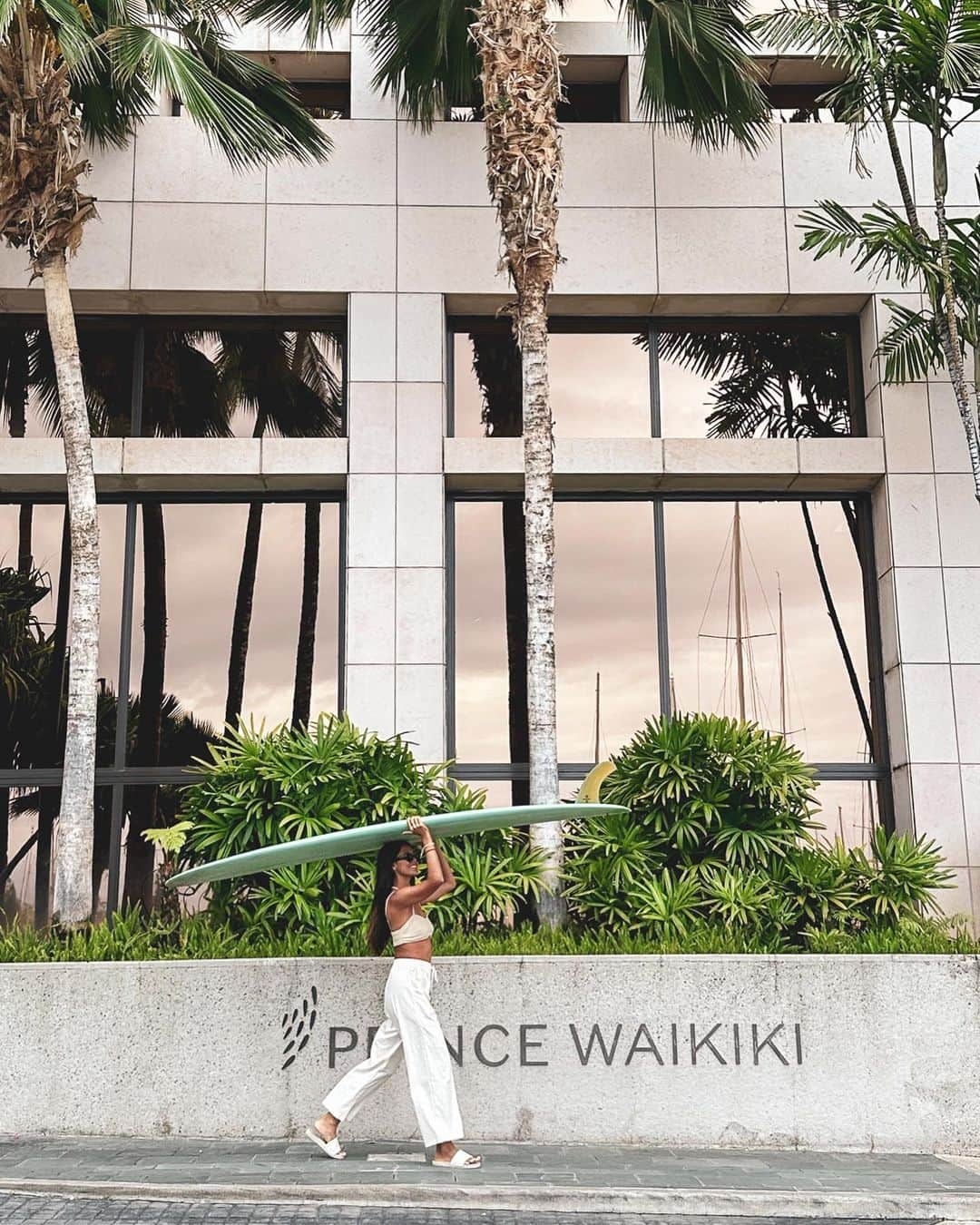 Tamikoのインスタグラム：「what a real treat to stay at @princewaikiki ✨ from the warm hospitality of every person we crossed paths with, to the delicious food and ease of walking out the door to go surf - thank you for sharing the luxuries you offer, Prince Waikiki! see you again soon :)   #princewaikiki」