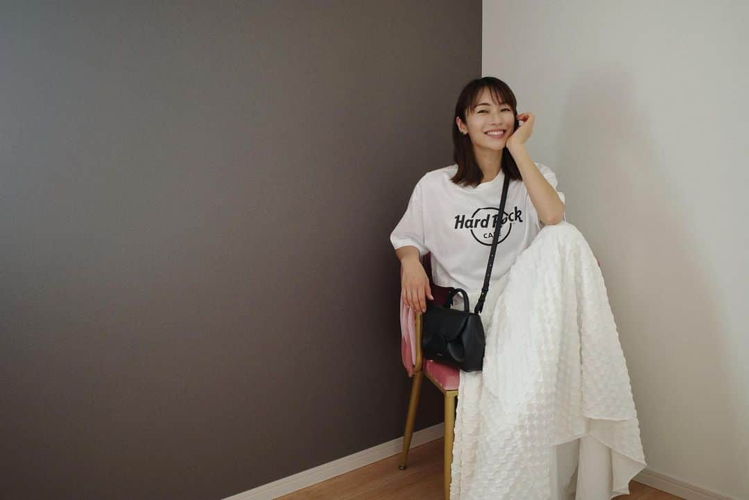 内山理名さんのインスタグラム写真 - (内山理名Instagram)「📸🫶🏻  短めトップスが気分..ハードロックTが可愛く着れる。 スカートは柔らかくて軽くてふわふわで真夏でも気持ち良さそう。  コロンと丸いポレーヌの黒バッグで ちょっとお出かけ。    tops / @nave_jp × Hard Rock Cafe skirt / @cadune_official  bag / @polene_paris  pierce/ @mariha」5月8日 11時24分 - rinauchiyama_official
