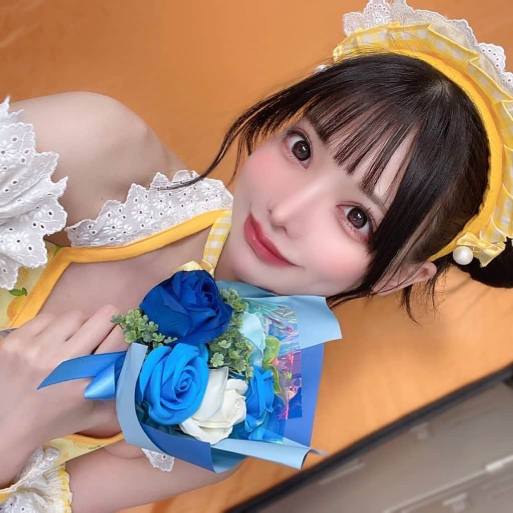 米倉みゆさんのインスタグラム写真 - (米倉みゆInstagram)「お花ありがとう💙🌼 .  撮影会前に髪質改善サロンに初めて行きました💇🏻‍♀️ 新宿西口の大ガード近くにあって すごい通いやすい！ 月イチで行きたいな🥺 . 中途半端な長さで 肩についてずっと外ハネになってると思ってたけど ただたんに傷んでるだけだったみたい😇😇 トリートメントしてからめちゃくちゃサラサラになって 外ハネなくなった、、、！！ . 髪の毛まっすぐになって 長さも伸びた気がする😘 . 髪の毛綺麗にたもって 黒髪の韓国ロングにするぞー！ (切りたい気もするけど我慢中) . . . . . . . . #私のトリートメント #ヘアエステ #東京サロン #新宿サロン #艶髪トリートメント #オージュア #髪質改善 #髪質改善トリートメント #美容 #美容垢 #美活 #綺麗になりたい #美しい女性 #可愛い女の子 #かわいい女の子 #自撮り #美男美女 #ヘアメ #アイドルヘア #アイドル衣装 #水着 #メイド服 #水着女子 #プール #お団子ヘア #ヘアアレンジ #日本人 #japanese #girl #kawaii PR」5月8日 11時37分 - yone__miyu630