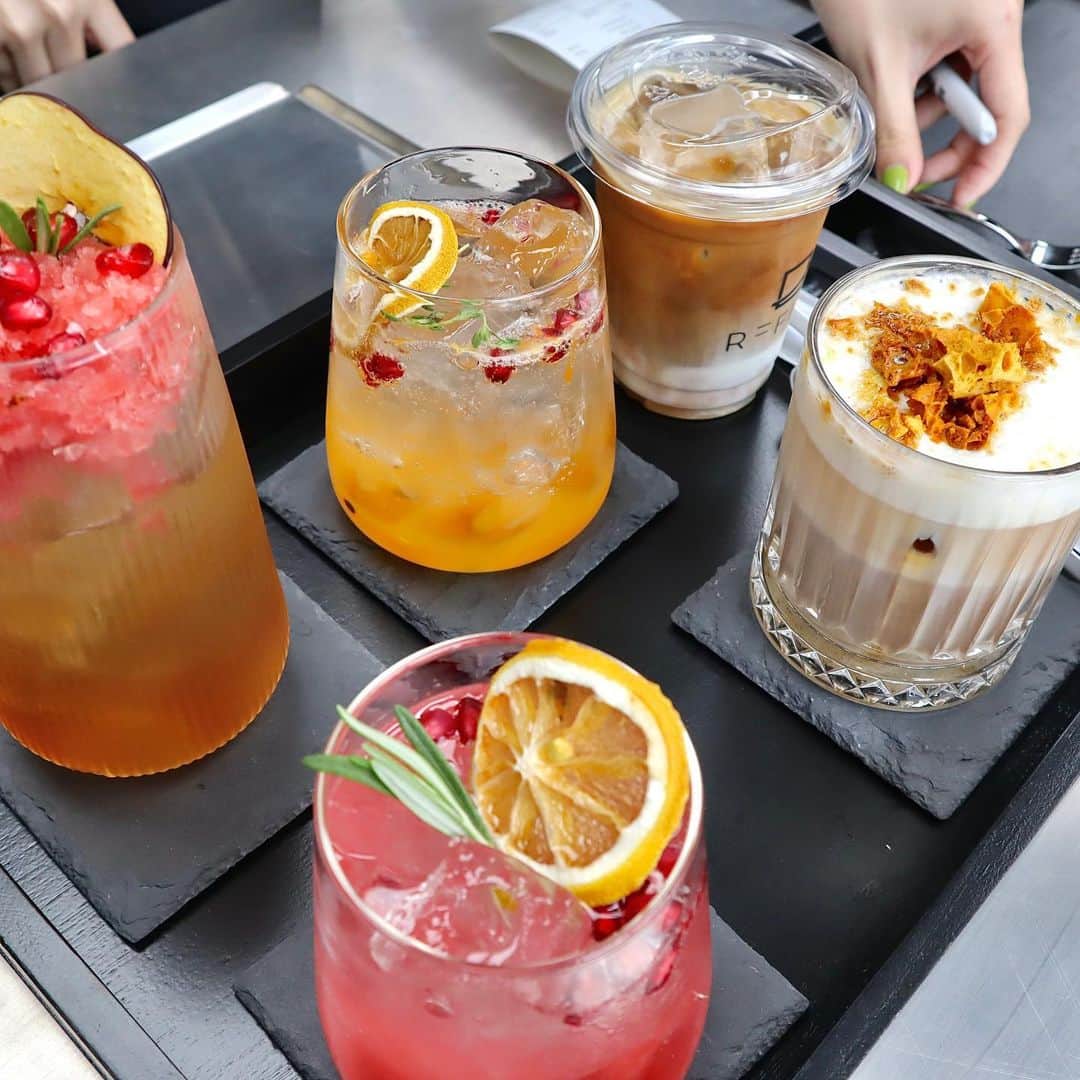 PIMTHAのインスタグラム：「My Songkran Vibes  at @coffee.refill 🫠ม่วนหลาย  รอซัพพอร์ททุกความฝันตลอดไป @bank_thiti สู้ๆนะะงับบ 🫶🏻  ร้านกาแฟของคุณแบงค์ธิติ 16 เมษานี้ soft opening นะฮะ ใครอยู่ขอนแก่นแวะมาได้ค่า เสิร์ช Refill coffee ใน google map โลดด  📷 @porwarangs」