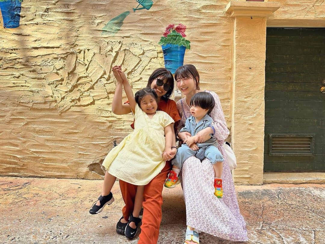 桃さんのインスタグラム写真 - (桃Instagram)「沖縄いってきました🌴はぁーーものすごく久しぶりのマスクなしの旅行…🥹ものすごい開放感。4月の沖縄、暑過ぎず快適で気持ちよく楽し過ぎたーーーーーー🥹👏🏻  @kuro_risa との子連れ旅行もまだまだ新鮮で感慨深い気持ちになるよ。友達歴15年になりましたが出会った時から変わらず大好き！！  最後の動画で皆も一気に一緒に沖縄に行った気分になれるはず🤩  写真1.2枚目→アメリカンビレッジ！フォトジェニックだし雰囲気最高で夜も素敵だった！！  写真3枚目→海！たろは海に入るのは「こわい」って砂場からずっと警戒してたよ笑  写真4枚目→イルカさんに会うためのライフジャケットを全力でイヤイヤする絶賛イヤイヤ期👶🏻💛  写真5枚目→水族館でのリクガメの餌やり！楽しんでて良かった☺️  写真6枚目→美味しかったアグーしゃぶしゃぶ！ @sunahama_okinawa 最高！！！  写真7.8.9枚目→おすすめのお土産メモ！大好きもずくと海ぶどうが唯一セットになってて最高。 生麺の沖縄そば早速家で作って食べたけど、汁全部飲み干しちゃったよ美味しかった🤤麺が生麺だから本格的！ チョコチップちんすこうは美味しすぎてしょうくんバクバク食べてた。笑  10枚目→民謡居酒屋最高💃  #桃クロ #さっちゃんたろ #沖縄 #アメリカンビレッジ #アグーしゃぶしゃぶ #砂浜 #ルネッサンスリゾートオキナワ  #イヤイヤ期 #美ら海セット#チョコチップちんすこう#生沖縄そば #sponseredbyshuta」4月14日 20時38分 - momo.official