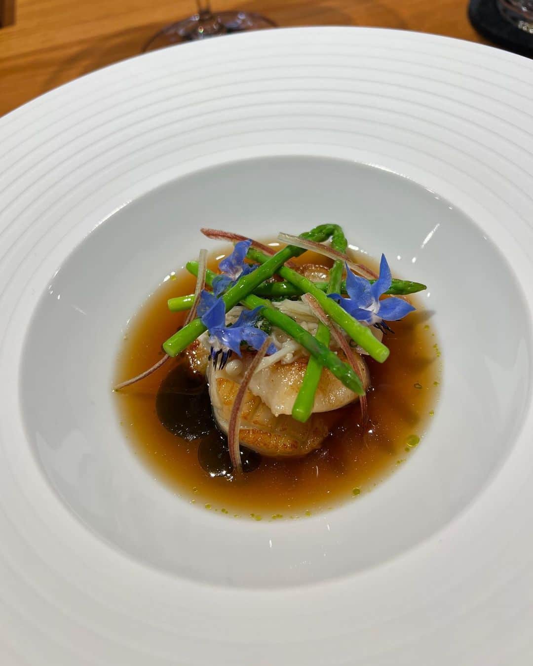 Kerinaのインスタグラム：「近期在朋友圈討論度極高的餐廳 @adastra.taipei  每一道都好好吃🥹 擺盤也很用心 自己製作的無酒精葡萄酒也超好喝 沒記錯的話好像是洛神、甜菜根、蔓越莓製成的 好喝到想要訂一打！ 還有搭配燉飯一起吃的主廚特製辣油也是讓我瘋掉 現在回想起來依舊印象深刻的椒麻香氣🤤  迫不及待想要再去二訪啦～ 好怕之後很難訂但實在太好吃了 很想分享給大家  #台北美食」