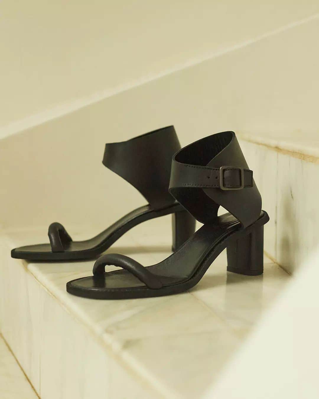 ベイシークさんのインスタグラム写真 - (ベイシークInstagram)「new in accessories.  the tubular strap heel, made in italy from premium leather.  #bassike」4月14日 20時40分 - bassike