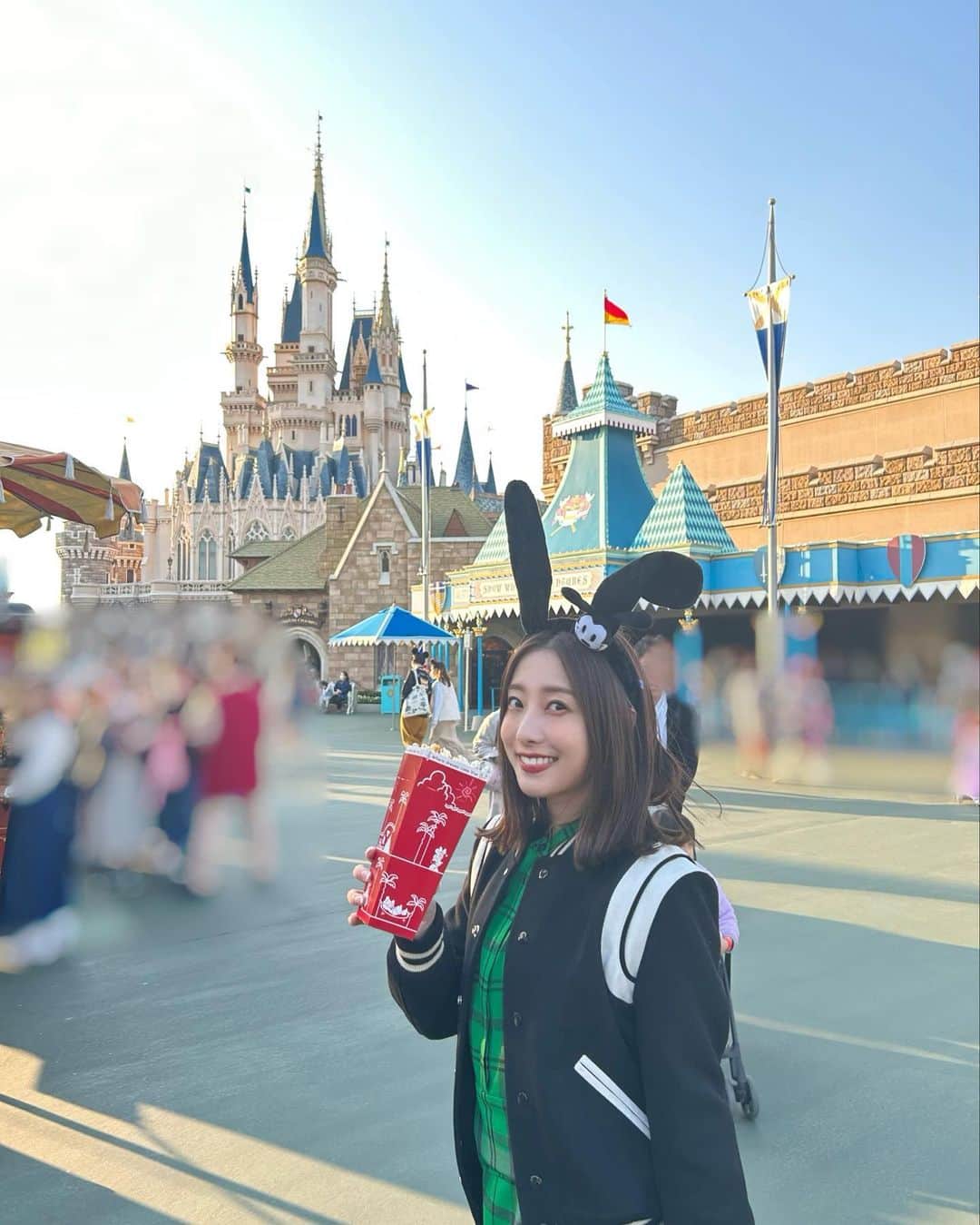冨張愛のインスタグラム：「Disney land 🏰 明日で40周年🎈 直近のディズニーコーデ写真を🤳✨ 子供の頃は月1くらいで来ていて 大学生、新卒くらいの時は年パス持ってた😆🌈 本当に大好きで思い出がいっぱい。 年パス復活したら絶対欲しいなぁ💭  #instagood #coordinate #ootd #outfit #fashion #instafashion #meg_ootd #tokyodisneyresort #tokyodisneyland #TDL #TDR #코디네이트 #패션 #카메라 #コーディネート #コーデ #ファッション #今日のコーデ #今日の服 #157cmコーデ #ディズニーランド #東京ディズニーランド #東京ディズニーリゾート #ディズニーコーデ」