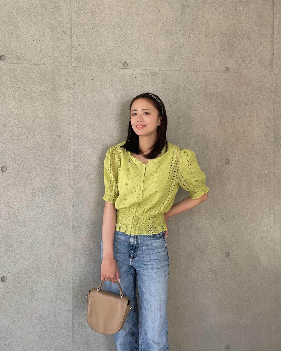 のインスタグラム：「可愛めのブラウス×デニム 定番だけど好き🤍  blouse … @titivatejp  2wayコットンレースブラウス ライトグリーン  スカラップの胸元もすごく可愛い🥺  そしてこの形、 ウェーブの私、大勝利な気がする👏 シャーリングデザインで 腰回りが小さく見えるわ🤍  後ろはボタンなしで2way仕様。 ボトムスに合わせて変えよっと❤︎  #titivate #ティティベイト #titivatestyle #タイアップ #前後2wayコットンレースブラウス#大人カジュアル #トレンドコーデ#春コーデ #骨格ウェーブ#イエベコーデ#イエベ秋#ootd#大人コーデ#30代ファッション#アラサーファッション#30代コーデ#アラサーコーデ#ママコーデ#ママファッション#大人コーデ#大人きれいめコーデ#大人かわいいコーデ #mamagirl#ロカリ#locari#mineby3mootd#ponte_fashion#ルーファ」