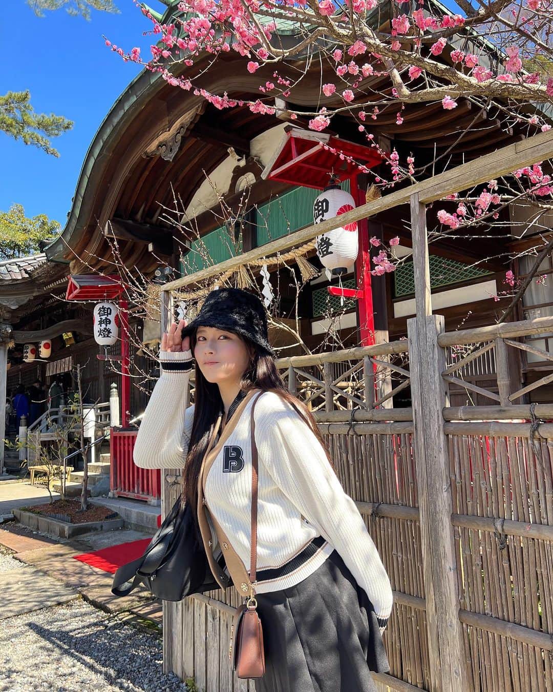 ちとせよしののインスタグラム：「4枚目の写真なんか好き💐 金沢また行きたいです⸜( ˶´ᵕ`˶ )⸝  #金沢 #金沢旅行 #金沢グルメ #石浦神社 #hugoboss #ca4la #バケハ」