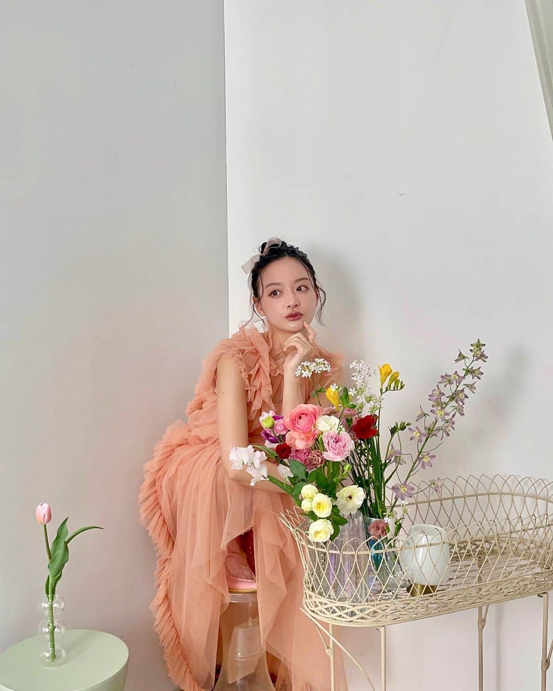 ᴅᴏᴜʙʟᴇsᴏᴜᴘのインスタグラム：「일본에서 프로필 촬영한 날-! 이날의 브이로그 보러오세요 ✨ 일본에서 처음으로 메이크업도 받아보고, 촬영도 처음이었어서 신기한 것 투성이었던…! 프로필 링크 누르면 바로 볼 수 있답니다 ! 💖  このプロフィール写真の撮影のときのvlogがスプスプちゃんねるにアップされました！！！見に来たらうれしいです😊💕  プロフィールリンクを押すとすぐに見られます💖💖💖」
