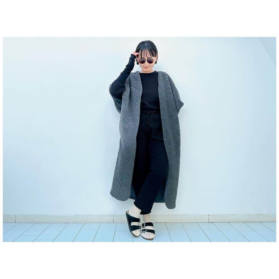 李ヒャンさんのインスタグラム写真 - (李ヒャンInstagram)「Thermal long t(black) Quilting sweat pants(black) 2way boa coat(grey) キルティングスウェットシリーズはもう1色は黒。 セットアップのコーデは３枚目をご参考に。 セットアップだけではなく、単体でも👍 写真ちょっと見にくいんですが、黒はスウェットではあるけれど綺麗めな合わせで使えると思います。 ボアベストは2way boa coatのベストのみの着回しです。 キルティング加工のボアなので生地自体に表情があってとっても可愛いんです。 裏地もポケットもつけて、カバーオールとはスナップボタンでつけたり外したり。 足元まで防寒してくれるコートです。  *予約特典ありの予約会は17日(月)21時までです。 #fashion #style #ootd #outfits #remake #sweat #herfee #herfee2023aw #herfee_official」4月14日 19時14分 - 73hyang