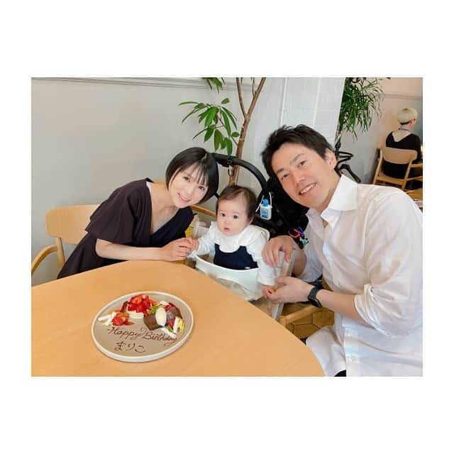 土岐麻梨子のインスタグラム：「⑅ ⑅ 本日35回目のお誕生日を迎えました⑅* 　 よっくんと柚希と家族3人で大好きなお店 @soholm_tennozu さんでのバースデーランチ♡♡♡ 　 よっくん、お仕事大変なのに調整してくれてありがとう♡ 柚希、今日も元気いっぱいかわいいかわいい柚希でお祝いしてくれてありがとう♡ 　 今朝はよっくんパパママからプレゼントが届き、よっくんからも素敵なお手紙とプレゼントをいただき、幸せいっぱい♡ 　 ちょうど一年前は自宅安静中でゴールデンウィークを超えられるか不安な中、おうちでおとなしく過ごしていたけど、 今こうして元気いっぱいに育ってくれている柚希が一緒にいてくれることに感謝♡ 　 よっくんもお仕事大変な中、家族との時間を作ろうとがんばってくれてありがとう♡ 　 そして久しぶりの @soholm_tennozu さんのお料理は変わらずとてもおいしかったです♡ とてもお久しぶりなのに覚えていてくださって、 柚希にも優しくしてくださって、ありがたかったです♡ ノンアルコールだけどスパークリングで乾杯できたのも嬉しかった♡ 今日は#砂糖断ち 解禁して 素敵なバースデープレートもいただきました♡ 　 柚希が生まれてから手放したものもあるけど それ以上に新しい出会いや新しい世界が広がり、わくわくがいっぱい♡ この一年も私たちらしく健康で穏やかな幸せに包まれた一年になりますように。。。 ⑅ ⑅ #mybirthday #birthday #35   #女の子ママ  #親バカ部 #ベビスタグラム #ママスタグラム #生まれてきてくれてありがとう #いつもありがとう」