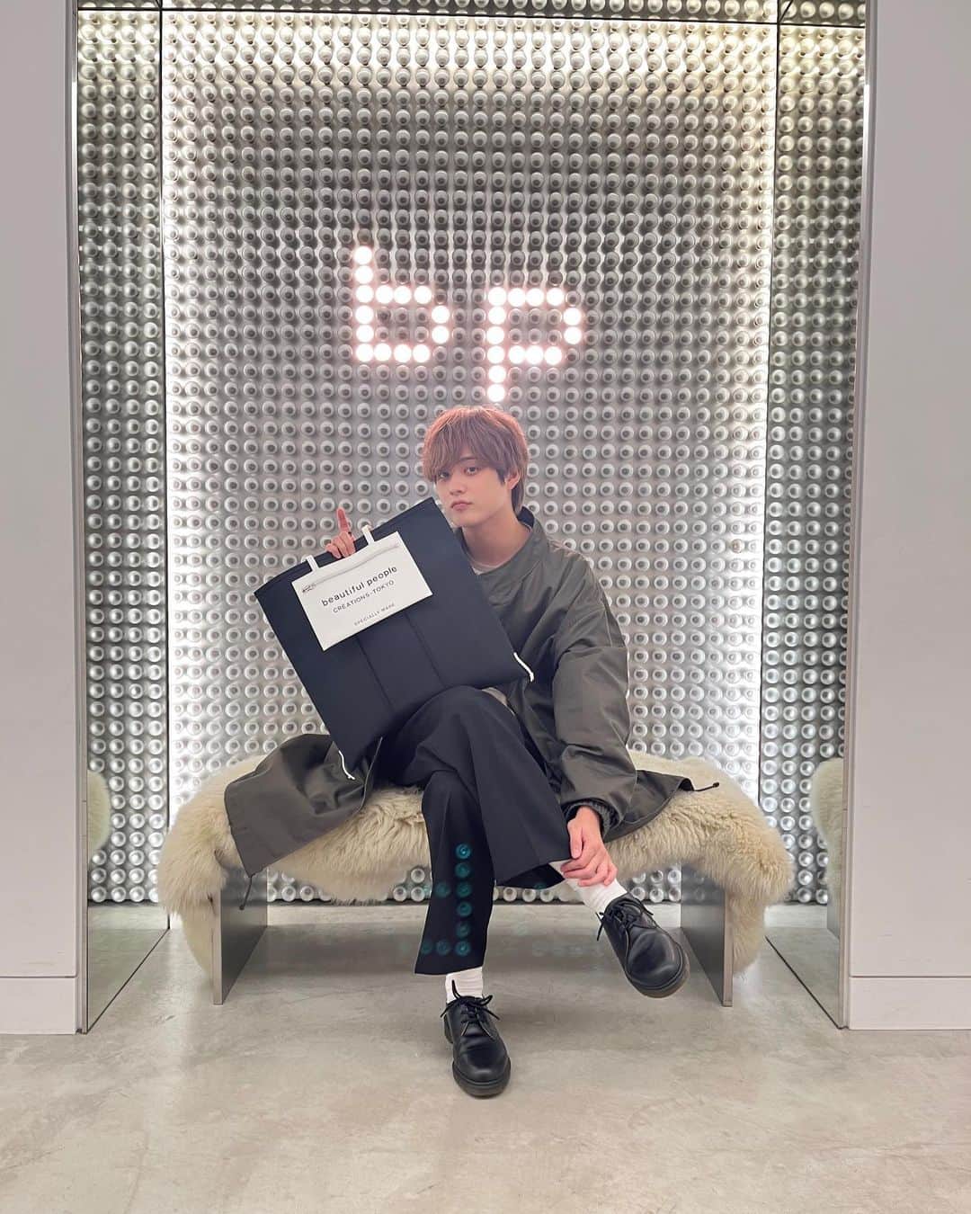 橋本裕太さんのインスタグラム写真 - (橋本裕太Instagram)「beautiful people〜！！ サンプルセールにお邪魔してきました。  優柔不断なもので、、 レジ前に欲しいの2つ並べて 20分くらい頭抱えてた笑」4月14日 19時23分 - yuta_gram
