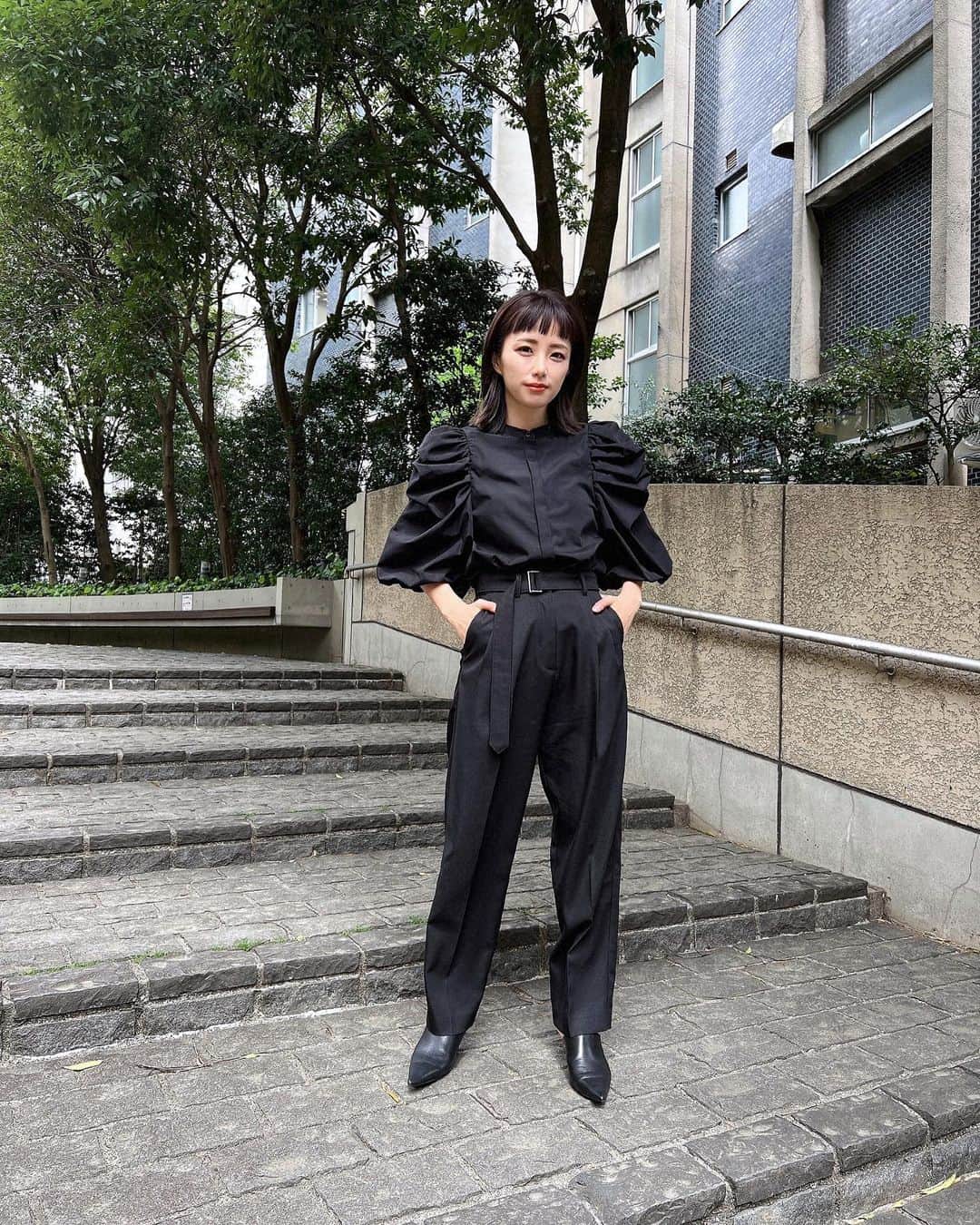 のインスタグラム：「@wcjapan  •2WAYボリュームスリーブブラウス •ベルト付きルーズテーパードスラックス  本日18:00発売です☺︎」