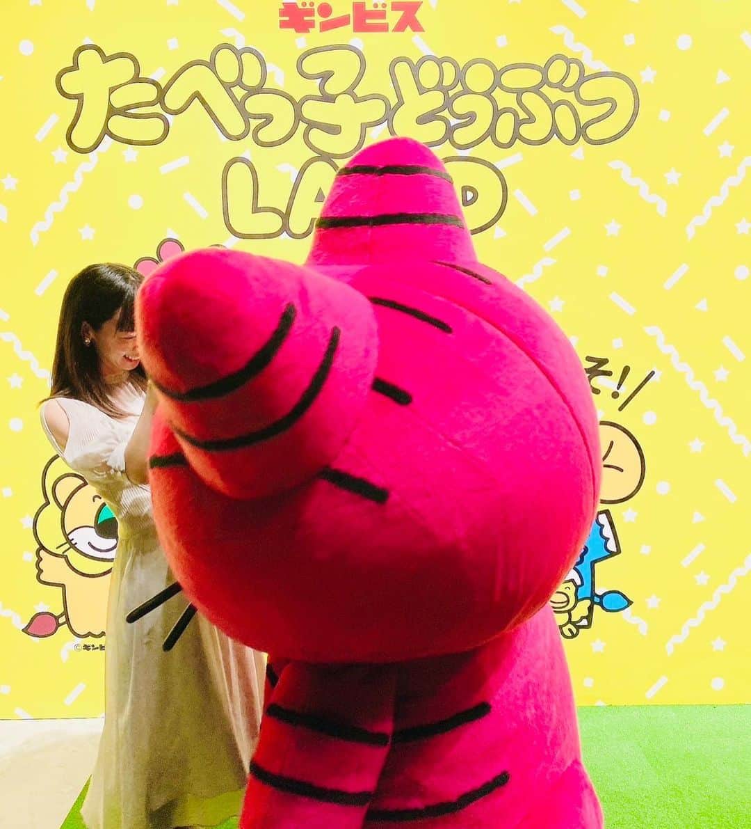 恵美さんのインスタグラム写真 - (恵美Instagram)「.  #東京ドームシティ Gallery AaMoの #たべっ子どうぶつLAND に 遊びに行って来ました🥰 @ginbis_tabekko_official   #たべっ子どうぶつ は今年で生誕45周年を 迎えたそうです👏🏻❣️  🌸「たべっ子どうぶつ」のどうぶつたちによる 360度3Dアニメーション  🌸「たべっ子どうぶつ」のパッケージ型 フォトスポット  🌸かわいいどうぶつをモチーフにした 飲食メニュー  などかわいいコーナーがたくさん🥰  パネル展示では 歴代のたべっ子どうぶつシリーズや、 キャラクターにまつわる 秘密も知れます🦁🦒🐘🐮🐔  ソフトバンク・白戸家のお父さんが 「たべっ子どうぶつ」のイラスト化されていて めちゃくちゃ可愛かったー🥹💕 白いわんちゃん大好き😍  キャラクターグリーティングもあり 私はネコちゃんに会えたのですが すごいファンサしてくれました🐱🤣💕  かわいくて癒される空間なので 是非デートやご家族で 遊びに行ってみてくださいね🌸  平日の16時以降が 空いているのでおすすめ✨  期間: 2023年3月18日(土)〜5月14日(日) 時間: 11:00〜20:00  入場料: 小学生以下:無料 /  中高校生:500円 / 大人(大学生以上):800円  #プロジェクションマッピング #たべっ子どうぶつ #たべっ子どうぶつLAND #たべっ子どうぶつ_pr #期間限定イベント #ギンビス」4月14日 19時25分 - emi_florence819