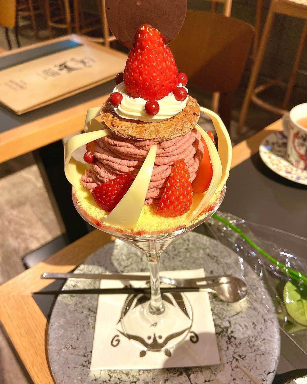 いけながあいみさんのインスタグラム写真 - (いけながあいみInstagram)「夜パフェ🍨🍓 ・ 1日の終わりをかわいいパフェで〆たよ☺️ ・ 季節ごとにパフェの内容も変わるんだって❣️ ・ こちらは、「あなたは魅力にみちている（フランボワーズのパフェ）」と「苺くらうん（イチゴのパフェ）」🍓❤️ ・ 疲れていたので、甘いパフェが体に良く染みました😆✨ ・ 夜に食べるスイーツって、背徳感のせいか、いつもより美味しいよねー🤣  PR @momobukuro #momobukuro #池袋スイーツ #池袋グルメ #池袋パフェ #東京パフェ #パフェ #夜パフェ #シメパフェ #スイーツ #パフェ巡り」4月14日 19時25分 - aimicat424