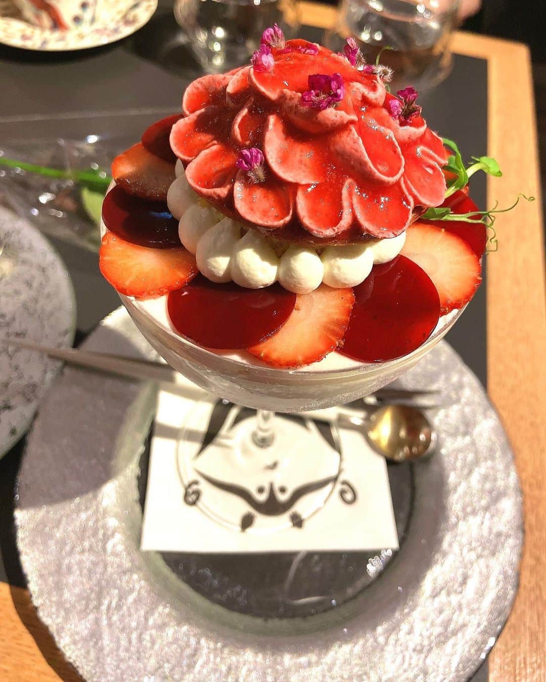 いけながあいみさんのインスタグラム写真 - (いけながあいみInstagram)「夜パフェ🍨🍓 ・ 1日の終わりをかわいいパフェで〆たよ☺️ ・ 季節ごとにパフェの内容も変わるんだって❣️ ・ こちらは、「あなたは魅力にみちている（フランボワーズのパフェ）」と「苺くらうん（イチゴのパフェ）」🍓❤️ ・ 疲れていたので、甘いパフェが体に良く染みました😆✨ ・ 夜に食べるスイーツって、背徳感のせいか、いつもより美味しいよねー🤣  PR @momobukuro #momobukuro #池袋スイーツ #池袋グルメ #池袋パフェ #東京パフェ #パフェ #夜パフェ #シメパフェ #スイーツ #パフェ巡り」4月14日 19時25分 - aimicat424
