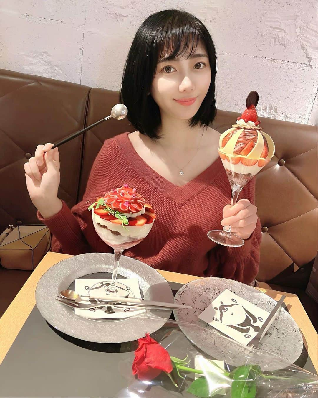 いけながあいみさんのインスタグラム写真 - (いけながあいみInstagram)「夜パフェ🍨🍓 ・ 1日の終わりをかわいいパフェで〆たよ☺️ ・ 季節ごとにパフェの内容も変わるんだって❣️ ・ こちらは、「あなたは魅力にみちている（フランボワーズのパフェ）」と「苺くらうん（イチゴのパフェ）」🍓❤️ ・ 疲れていたので、甘いパフェが体に良く染みました😆✨ ・ 夜に食べるスイーツって、背徳感のせいか、いつもより美味しいよねー🤣  PR @momobukuro #momobukuro #池袋スイーツ #池袋グルメ #池袋パフェ #東京パフェ #パフェ #夜パフェ #シメパフェ #スイーツ #パフェ巡り」4月14日 19時25分 - aimicat424