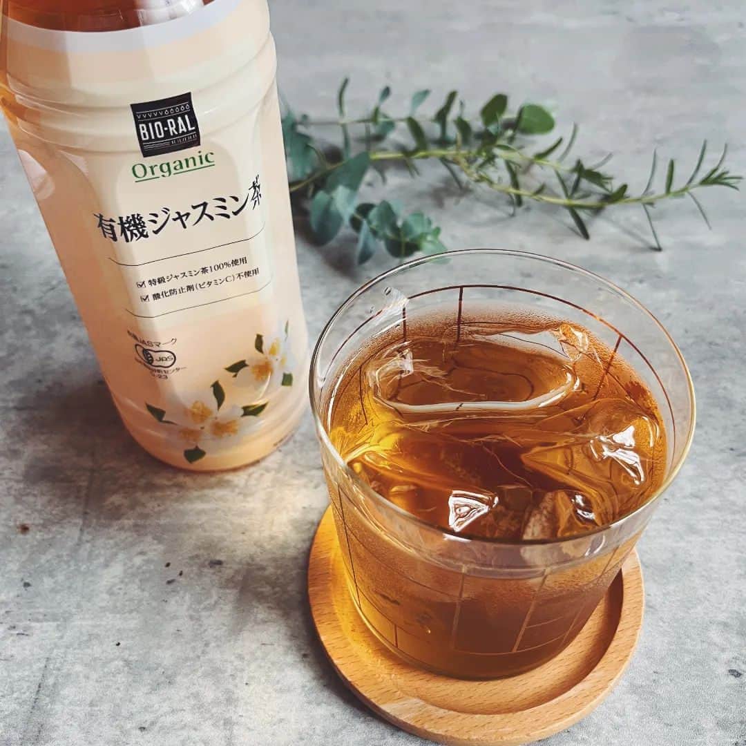 BIO-RAL靭店さんのインスタグラム写真 - (BIO-RAL靭店Instagram)「リラックスしたいとき🌿  爽やかな味わいですっきりしたいときに、ビオラルの有機ジャスミン茶・有機緑茶がおすすめです😘👏  ビオラルの 『有機ジャスミン茶』は 特級ジャスミン茶を100％しています🌟 酸化防止剤（ビタミンC）不使用❌  ビオラルの『有機緑茶』は 鹿児島県南九州市産有機知覧茶 一番茶を100％使用しています🍵 酸化防止剤（ビタミンC）不使用❌  おでかけのときには、ビオラルの 『保冷・保温ボトルカバー』を  ぜひお使いください🏃‍♀️✨  アイボリーとブラックの２色展開で 500mlサイズのボトルから、大容量の680mlまで楽々入るカバーです✌️  水滴が外に染み出さない内側防水加工 水を弾き汚れがつきにくい外側撥水加工 が特長です☺️🎶  ぜひお試しください💖  ⭕おすすめ品⭕  ビオラル　有機ジャスミン茶 500ml／本体価格128円  ビオラル　有機緑茶 500ml／本体価格138円  ビオラル　保冷・保温ボトルカバー （アイボリー・ブラック） 直径8×高さ18（開口部を含む高さ22）  本体価格798円  ※価格は定番価格となりますので店頭表示価格と 異なる場合がございますがご了承ください🙏💦  皆さまの気になる商品は何ですか？🤗  ビオラルで 「買ってみました！」 「試してみました！」など @bioral_west のタグをつけて教えてくださいね🍀✨  #プライベートブランド #リラックスタイム #ジャスミン茶 #緑茶 #有機 #オーガニック #保冷バッグ #ボトルカバー #ボトルケース #bioral #ビオラル #ビオラル靭店 #ビオラルエキマルシェ大阪店 #ライフ #ライフコーポレーション #ナチュラルスーパーマーケット #大阪スーパー #阿波座 #靭公園 #utsubopark #エキマルシェ大阪 #エキマルシェ #梅田 #大阪 #umeda #osaka #osakastation」4月14日 19時34分 - bioral_west