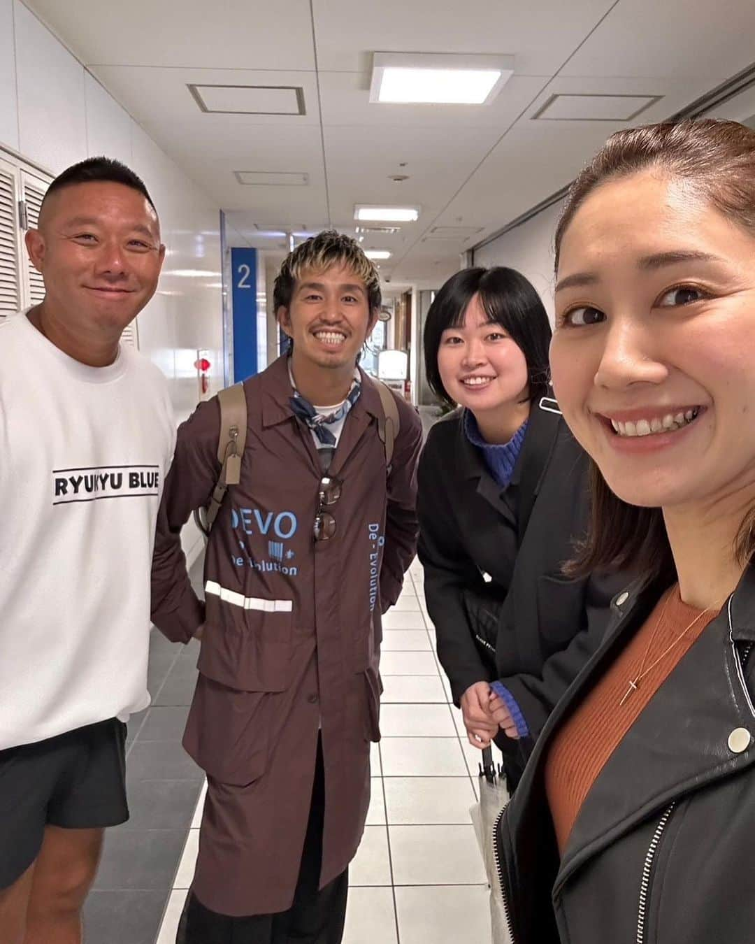 下平夏奈さんのインスタグラム写真 - (下平夏奈Instagram)「月に1回ほど 沖縄→→→東京へ✈️ メディア関係のお仕事やプロジェクトの打ち合わせ等で来られている  MKCAFE オーナー・プロデューサーの 菊池さん(@kiku_okinawa )と MKCAFE マネージャーの 有里さん(@yuri_sakuraiii )との打ち合わせ☕️  毎月お話できるこの時間がとても楽しいです！ お忙しい中いつもありがとうございます✨  プロデューサーの菊池さんを中心とする 沖縄のMKチームは SNSを軸とし、飲食店の経営だけでなく  ビーチスポーツの発展、 沖縄の良さを生かした アーティストのライブ・フェス、フードを掛け合わせた 新たなエンタメビーチパークの構想を実現するため 日々、動かれています！  地元、沖縄のお客様はもちろん♪ 海外からも多くのお客様が お店を訪れる場所だからこそ、  グローバルな視点を持ちながらつくられる🌐 エンタメスポットは より沢山の方が笑顔になれる 貴重な場所になるのではないかと思います！  打ち合わせでは、 私たちが普段、疑問に思っていることに対しての アドバイスやアクションプランを分かりやすく お話してくださりました😭🙏  『時代に合わせたSNSの活用方法』や、 『オンラインだけではない、人とのリアルな繋がりの大切さについて』など 改めて忘れてはいけないことを伝えてくださりました☺️  菊池さんのこれまでの経験と知識を わかりやすくお話してくださる機会は、 私たちにとって本当に貴重で、 刺激になることばかりです！！！  菊池さん✨有里さん✨いつも自分のたちのために、 お時間を作ってくださりありがとうございます！！！  今月もお会いできるのが楽しみです✨  #MKCAFE #沖縄 #沖縄旅行 #瀬長島ウミカジテラス  #豊見城市 #okinawa #umikajiterrace  #鯖バーガー #サーターアンダギー #SNSマーケティング #フリーランス #セカンドキャリア  #ビーチスポーツ #ビーチバレー #ビーチバレーボール  #沖縄イベント #沖縄フェス #沖縄ライブ」4月14日 19時34分 - kana0412.sss