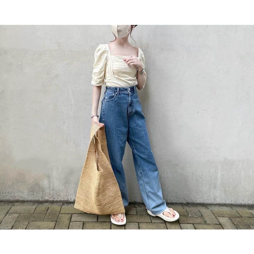 kumiのインスタグラム：「today's👒 上下おnewの @casa_fline 🫧  色味もシルエットもお気に入りのデニム👖＊ レディなトップスとのバランスが大好き♡♡  背中がチラリなバックスタイル。 普段見せない部分だからちょっと緊張する..！👀  自然と背筋が伸びました🙋🏻‍♂️💕  #casafline#seya#oofos#rolex#casaflineforearth  #セヤ#ウーフォス#ロレックス#オイパペ#オイスターパーペチュアル#シンプルコーデ#サステナブルファッション#カットソー#デニムパンツ#デニムコーデ#ルーズシルエット#ママコーデ」