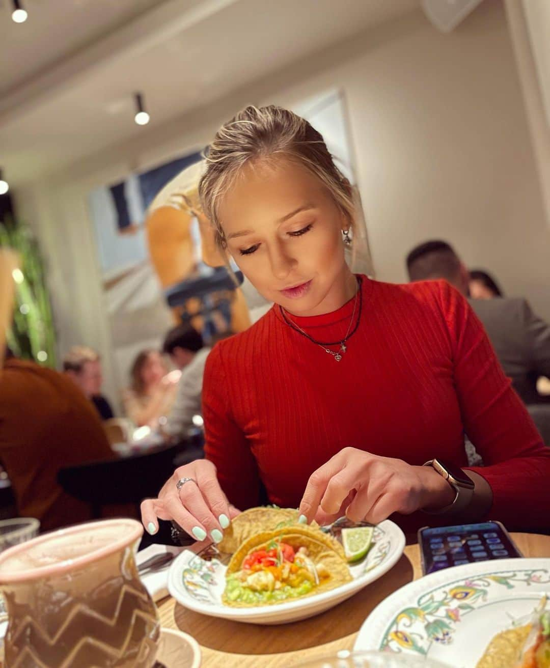 ニナ・ビスローバのインスタグラム：「Тако 🌮 тайм 😋 #moscow #мояжизнь #in #love」