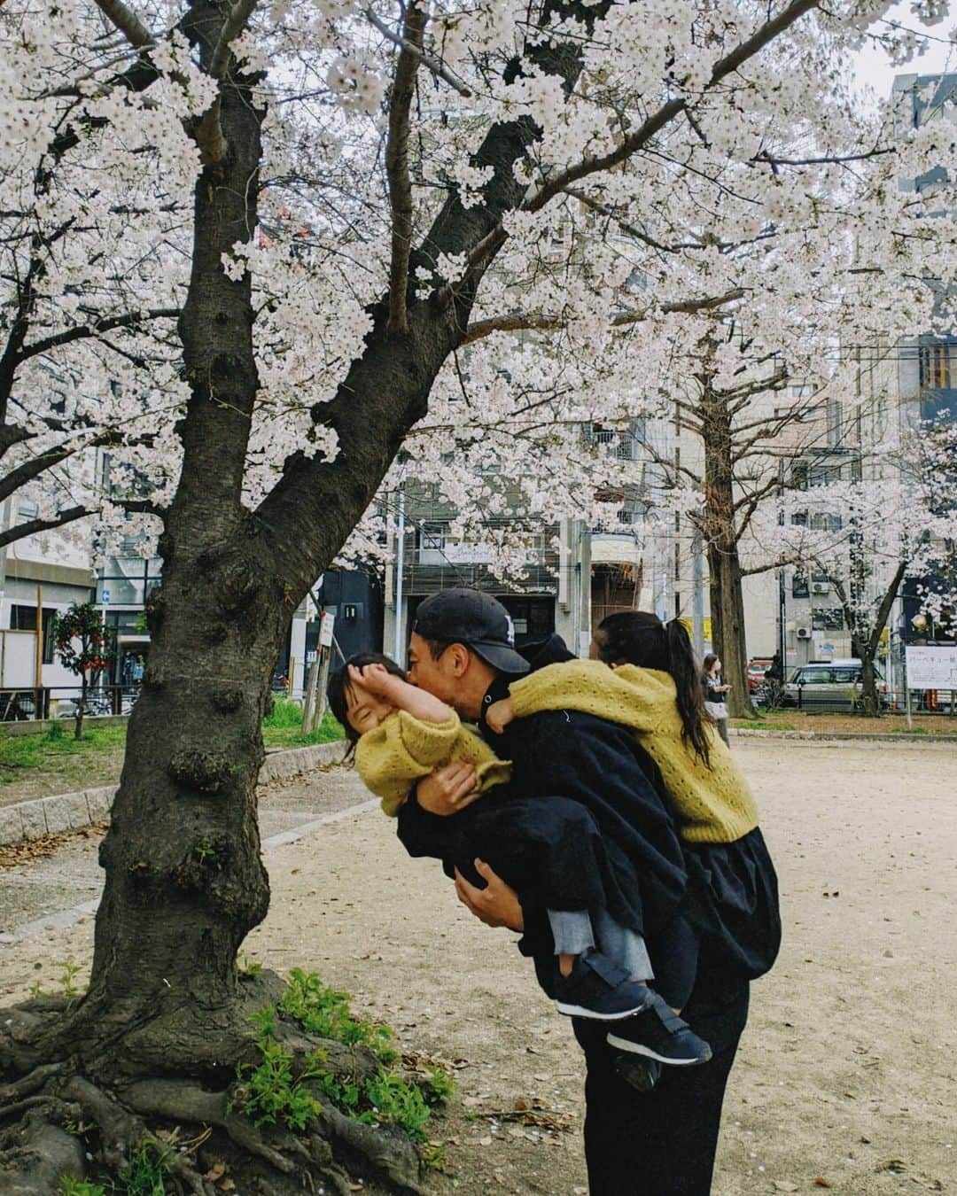 高園あずささんのインスタグラム写真 - (高園あずさInstagram)「お風呂場から 「雨、雨、雨が止んだら 虹ができた〜🌈」って いっちゃん自作の歌が聴こえてきて それがうまいかどうかは別としてw 「素敵な歌だねぇ」と、夫。  パパは私の何倍も子どもたちと遊ぶのがうまくて 妊婦になった今はそのありがたさを感じてる☺️  仕事が忙しくて全く家にいなかった 東京での生活のことなんて すでに遠い昔のことかのように忘れてるけど（笑） 特に今は妊婦の私を気にかけて 早く家に帰ってきてくれてて それを当たり前と思わんようにしないといけないなぁ🤲🏼  すぐその環境に慣れて感謝を忘れがちだしね。 うん、ありがたい。ありがとう🌱  写真はこの間公園⛲️に行った時の。 かくれんぼ中のいちか、、、ん？← よく見たら、目細めて見てるやないか😂  毎日笑顔をありがとう、私の家族たち☺️ ママは幸せやぁ ♡  #私の家族 #家族時間」4月14日 19時28分 - azusa_takazono