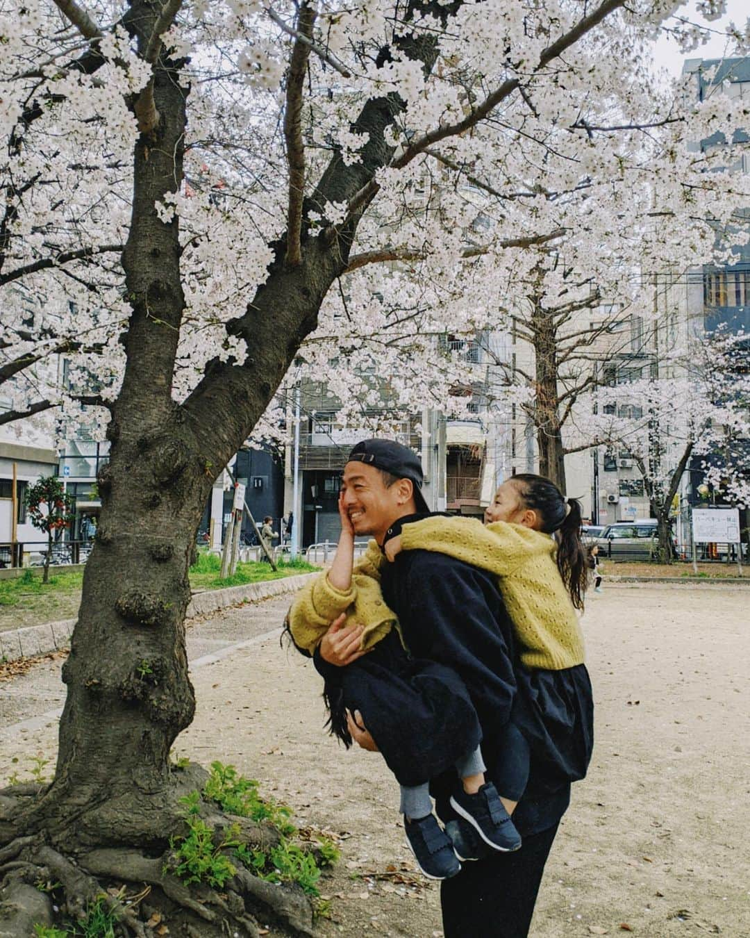 高園あずさのインスタグラム：「お風呂場から 「雨、雨、雨が止んだら 虹ができた〜🌈」って いっちゃん自作の歌が聴こえてきて それがうまいかどうかは別としてw 「素敵な歌だねぇ」と、夫。  パパは私の何倍も子どもたちと遊ぶのがうまくて 妊婦になった今はそのありがたさを感じてる☺️  仕事が忙しくて全く家にいなかった 東京での生活のことなんて すでに遠い昔のことかのように忘れてるけど（笑） 特に今は妊婦の私を気にかけて 早く家に帰ってきてくれてて それを当たり前と思わんようにしないといけないなぁ🤲🏼  すぐその環境に慣れて感謝を忘れがちだしね。 うん、ありがたい。ありがとう🌱  写真はこの間公園⛲️に行った時の。 かくれんぼ中のいちか、、、ん？← よく見たら、目細めて見てるやないか😂  毎日笑顔をありがとう、私の家族たち☺️ ママは幸せやぁ ♡  #私の家族 #家族時間」