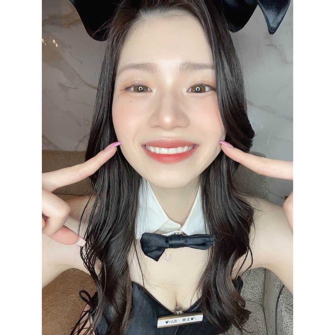 王華るいのインスタグラム：「ﾆｨｰッ🧏🏻‍♀️🤍  #ガールズバー #バニーガール #コスプレ #ブルマ  #ハイレグ #網タイツ #バニーちゃん  #愛知 #錦  #錦三丁目 #アスナル金山 #金山駅 #名古屋駅 #ポケパラ #bar #夜ご飯 #女の子 #リッチ金山 #金山 #金山居酒屋」