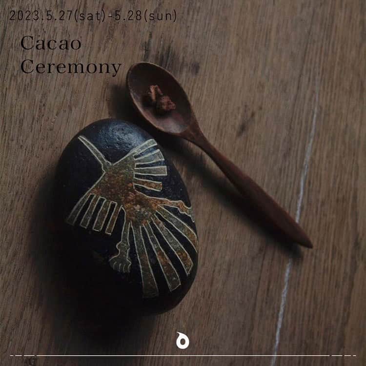のインスタグラム：「お知らせです🦘  5月27.28日に @0site.jp で行われる GRRRDEN(@grrrden_official )さんによる ワークショップ、カカオセレモニーにて参加される皆さまに 晩ごはんを振る舞うことになりました。  その土地の旬のお野菜を使った料理をお出しする予定で、 どんな食材や景色に出会えるのか今から楽しみです。  空気のきれいなところで畑をいじったり、 温泉に浸かったり、お喋りしたり…季節の変わり目に 内側と向き合ういい機会だと思うので息抜きがてらぜひ☺️  今回お話を下さった憲正くんとは数年前に 大雪のデンマークで朝ごはんを食べたのが初めまして。 こうして呼んでいただけて嬉しいです！ありがとう〜  詳細、ご予約については0siteのinstagramを ご確認ください！」