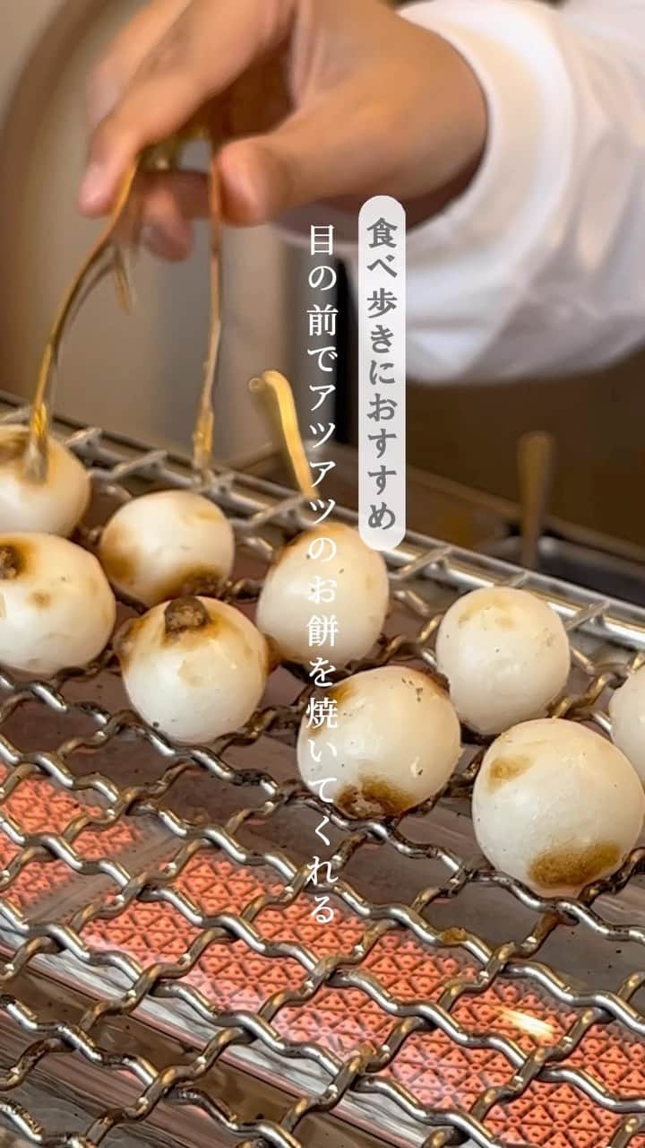 あまいもののインスタグラム：「食べ歩きにおすすめ！目の前でアツアツのお餅を焼いてくれる🍡 《えにかいたもち》 ꪔ̤̫͚東京 築地 　 札幌で毎日売り切れになるお餅・大福のお店 えにかいたもち この日も売り切れ続出だったので、早めに行くのがおすすめ アツアツもちもちの舟団子はみたらしも黒蜜きなこもおいしかったよ◎ スイーツ大福はふわふわであっという間に口の中からなくなった笑笑 わらび餅ラテもおいしくて、飲んだらお腹いっぱいになりました🐷 築地の食べ歩きにぜひ    ━━ ━━ ━━ ━━  PR #えにかいたもち @enikaitamochi.tsukiji   ━━ ━━ ━━   #築地グルメ #築地カフェ #PR #築地スイーツ #築地テイクアウト #築地食べ歩き #テイクアウトスイーツ #舟団子 #わらびラテ #cafepic #genic_cafe #retrip_cafe #cafestagram #カフェ巡り好きな人と繋がりたい #カフェ #お洒落さんと繋がりたい #食べ歩き #デート #女子会 #デートスポット」