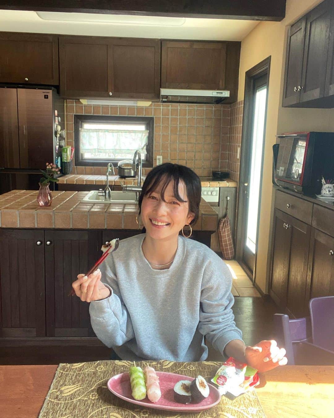 北澤 宏美さんのインスタグラム写真 - (北澤 宏美Instagram)「🍡🌸🍡🌸🍡🌸  いろいろと食事に気をつかって 野菜ととったりバランスのよい食事は心がけてはいるものの、甘いものが好きでやめられない。 今回は食事のデザートとして、お団子と蒟蒻ゼリー💞  毎日できるだけ運動するように心がけてるけど その分甘いものが止まらないという 欲望に負けっぱなし。。😇  ただ、せっかく美味しいものを食べるのであれば時間は楽しみたいところ。  たらみの蒟蒻ゼリーとファンケルのカロリミットがコラボした新！商！品！！が最近のおすすめ🫰 🏻  食後のデザートのような感覚で 食事の糖・脂肪の吸収を抑えることが出来るゼリー  赤りんごと青りんごのW果汁で 甘酸っぱさもありながらすっきりとした味わい🍎🍏  低カロリー設計でパウチ型のゼリーだから忙しい家事の合間にとれるし、蒟蒻ゼリーだからぷるぷるした弾力で満足感が得られるよ◎  こんなに美味しいのに糖・脂肪の吸収を抑えてくれるなんて本当最高ね🫰💞  #たらみ #カロリミット蒟蒻ゼリー #食事の糖や脂肪の吸収を抑える #さあ食べよう #おいしいだけじゃない #コンビニ #PR」4月14日 19時36分 - romihy58