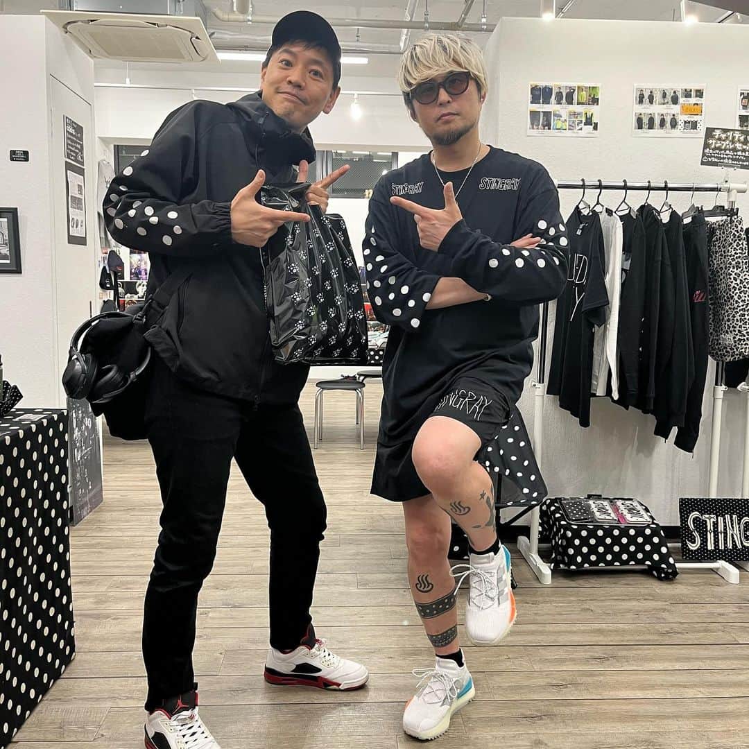 のインスタグラム：「アーティストの汗が飛び出してくるような、爆音が聴こえて来そうなライブ写真を撮る、「音を写す」写真家、そしてドットな服のブランドプロデューサー橋本塁君に会いにいきました！衣装用のTシャツも購入。  #stingray #ドット #橋本塁」