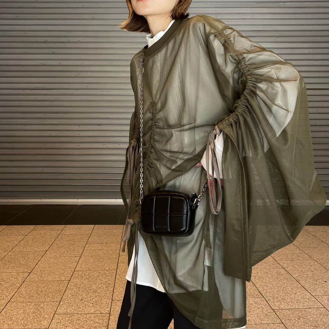 MATSUIRIHOさんのインスタグラム写真 - (MATSUIRIHOInstagram)「先日の大阪行った日コーデ🚶‍♀️  tops： @enapartment_official pants： @plst_official  bag： @beautyandyouth_official   アウターなしで着れる日を待っていたトップスは、 思っていた以上に可愛かったです、はい。笑 夏はインナー変えて楽しみたいと思います🫶🏻  毎日履きたいくらいシルエットと履きやすさ抜群のPLSTのスティックパンツは重宝しすぎて🫶🏻XXSサイズ着用してますー◎  新調したバッグは何かと便利。 最近毎日お供してます🫶🏻  ずっと行きたかった夜パフェも載せさせて下さい。笑 (スイーツ巡りは趣味&大好物) @parfaiteriapal   #ENAPARTMENT #エンパートメント #150cmコーデ #低身長コーデ #plst #プラステ #beautyandyouth #beautyandyouthunitedarrows #unitedarrows #ビューティーアンドユース #アローズ #ユナイテッドアローズ #大人ファッション #シンプルコーデ #ボブ #ボブヘア #ハイトーンカラー #スニーカー女子 #スニーカーコーデ #大人カジュアル #大人コーデ #accessory #ADDCULUMN #チェーンバッグ #ミニバッグ #スイーツ #parfaiteriapal #夜パフェ」4月14日 19時41分 - rihoo914