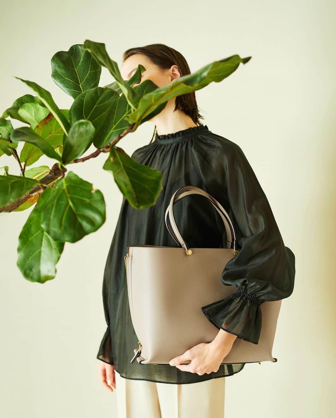 ロペのインスタグラム：「ÉPOR BASIC COLLECTION 2023SS ⁡ 働く女性の通勤バッグを提案する 「ÉPOR(ロペ エポール)」。 第一印象を、ととのった女性に。 デザイン性と多機能で叶えるエレガントな通勤バッグを豊富に揃えます。 ⁡ J'aDoRe JUN ONLINEでご購入いただけます。 ⁡ ⁡ ⁡ #ÉPOR #ロペエポール #2023ss  #美しさととのう #ととのう #通勤バッグ #新生活 #新生活準備 #Ybag  #春コーデ #春カラー  #ロペ #ROPÉ #ropejp」