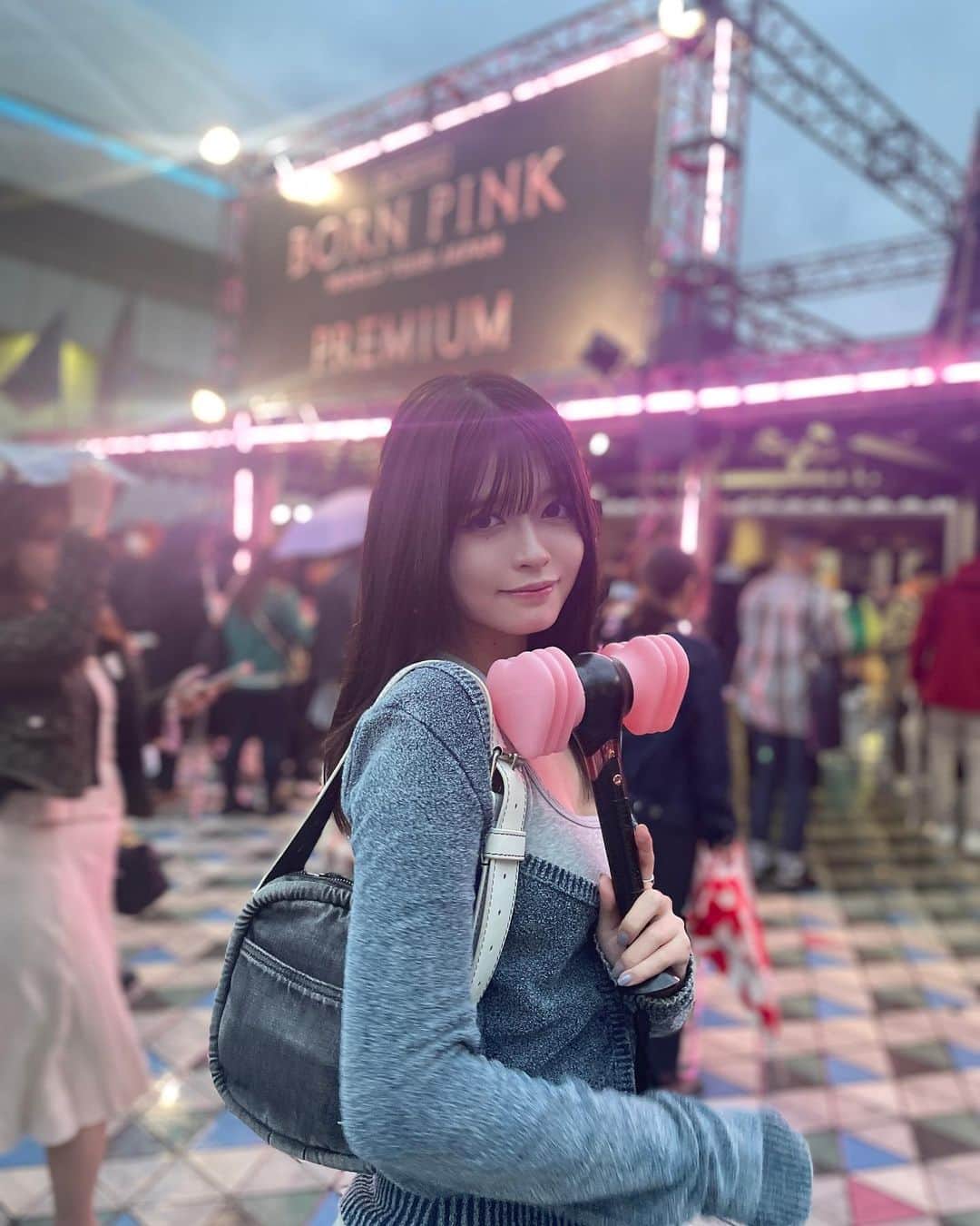 景井ひなのインスタグラム：「_ BORN PINK 2日間参戦してきた🖤💗 7年前のデビューショーケースの話が出て 当時はペンラないからBLACKPINKって書かれた サイリウム配られてたな〜とかめちゃくちゃ懐かしくなって、 私7年も変わらず好きなんだなって再認識して、 そして姫たちみんな変わらず仲良すぎて泣きました👸🏻💘一生好き」