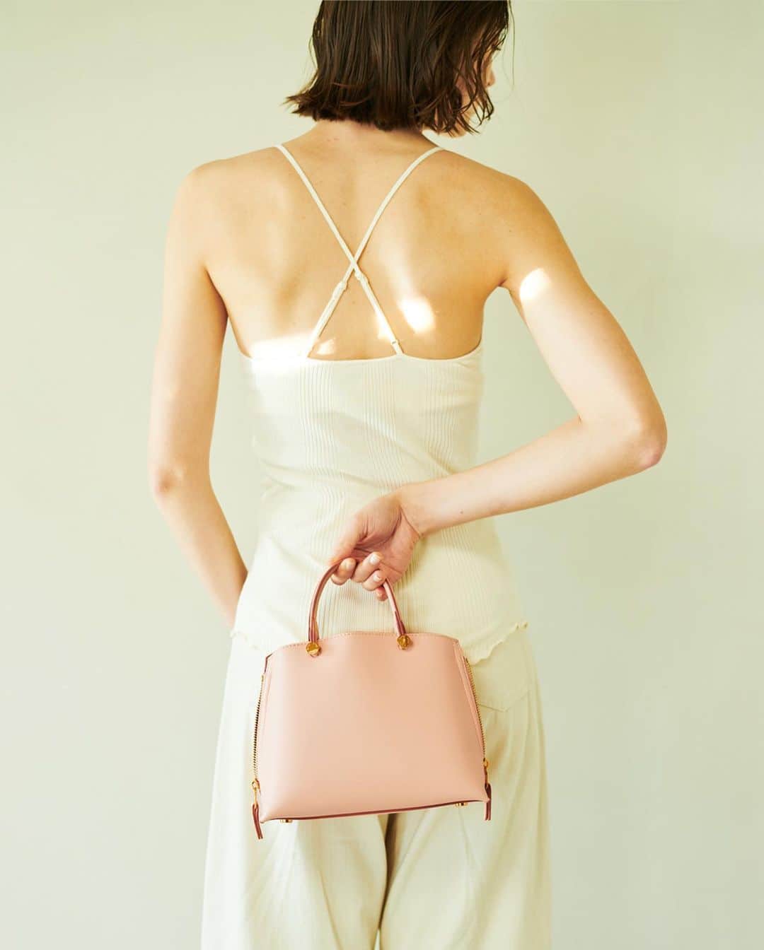ロペのインスタグラム：「ÉPOR BASIC COLLECTION 2023SS ⁡ 働く女性の通勤バッグを提案する 「ÉPOR(ロペ エポール)」。 第一印象を、ととのった女性に。 デザイン性と多機能で叶えるエレガントな通勤バッグを豊富に揃えます。 ⁡ J'aDoRe JUN ONLINEでご購入いただけます。 ⁡ ⁡ ⁡ #ÉPOR #ロペエポール #2023ss  #美しさととのう #ととのう #通勤バッグ #新生活 #新生活準備 #Ybag  #春コーデ #春カラー  #ロペ #ROPÉ #ropejp」