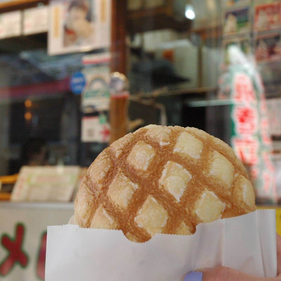 The Japan Timesさんのインスタグラム写真 - (The Japan TimesInstagram)「“Meronpan,” literally “melon bread,” but more commonly transliterated as “melonpan,” this bakery item is a national favorite. It’s got a crunchy top and a sweet, brioche-like interior. Named after its muskmelon-esque crackled surface, melonpan is sometimes green and melon-flavored, and sometimes filled with melon cream. In Kobe, it is shaped like a rugby ball and filled with shiroan (white bean paste), while “sanraisu” (“sunrise”) is what the average Japanese consumer typically call the treat. In Tokyo there are a wide range of contenders for the tastiest, most famous melonpan in town. Click on our link in the bio to read about the best five in the city. 📸 Russell Thomas (@rruussell) . . . . . . #Japan #Tokyo #melonpan #melon #bread #bakery #sweets #dessert #travel #japantimes #日本 #東京 #メロンパン #メロン #パン #甘いもの #美味しい #デザート #おすすめ #旅行 #食べ物 #ジャパンタイムズ #🍈 #🍞」4月14日 19時48分 - thejapantimes