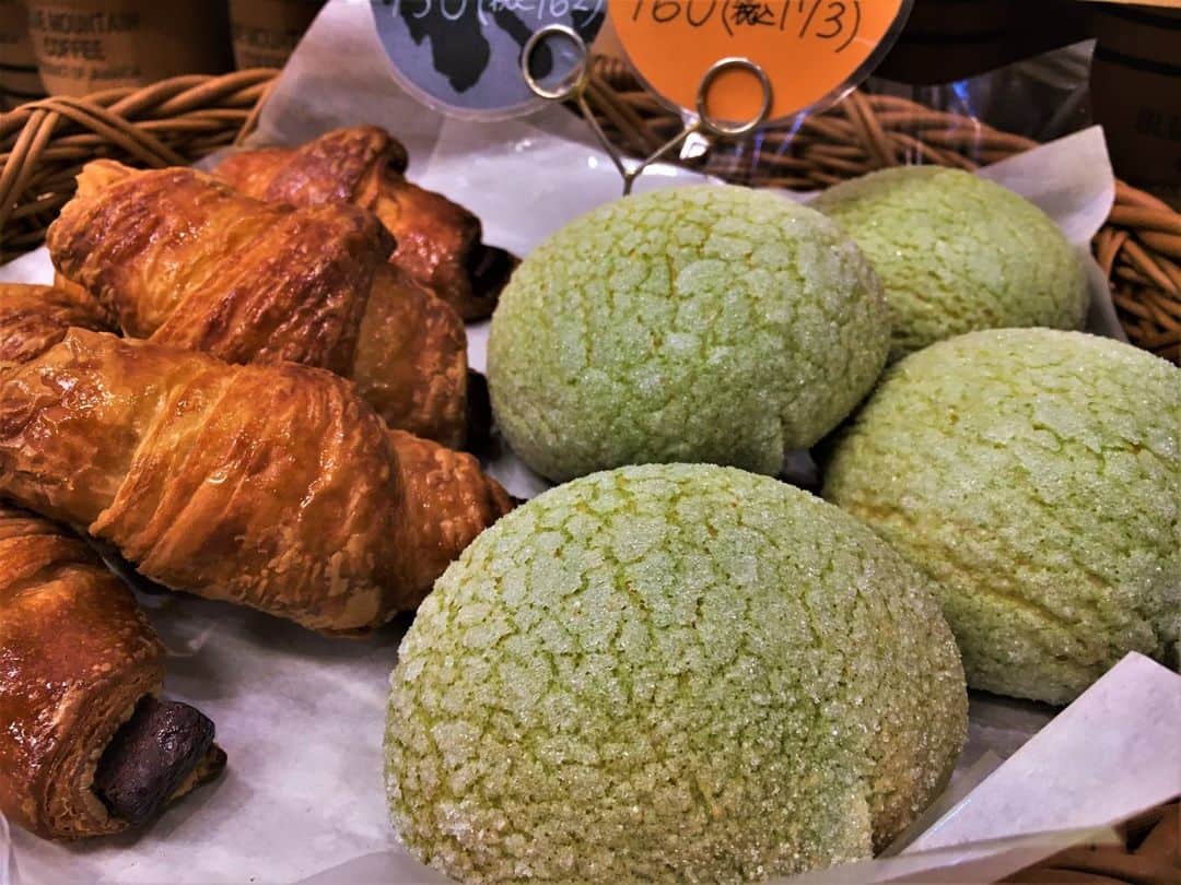 The Japan Timesさんのインスタグラム写真 - (The Japan TimesInstagram)「“Meronpan,” literally “melon bread,” but more commonly transliterated as “melonpan,” this bakery item is a national favorite. It’s got a crunchy top and a sweet, brioche-like interior. Named after its muskmelon-esque crackled surface, melonpan is sometimes green and melon-flavored, and sometimes filled with melon cream. In Kobe, it is shaped like a rugby ball and filled with shiroan (white bean paste), while “sanraisu” (“sunrise”) is what the average Japanese consumer typically call the treat. In Tokyo there are a wide range of contenders for the tastiest, most famous melonpan in town. Click on our link in the bio to read about the best five in the city. 📸 Russell Thomas (@rruussell) . . . . . . #Japan #Tokyo #melonpan #melon #bread #bakery #sweets #dessert #travel #japantimes #日本 #東京 #メロンパン #メロン #パン #甘いもの #美味しい #デザート #おすすめ #旅行 #食べ物 #ジャパンタイムズ #🍈 #🍞」4月14日 19時48分 - thejapantimes