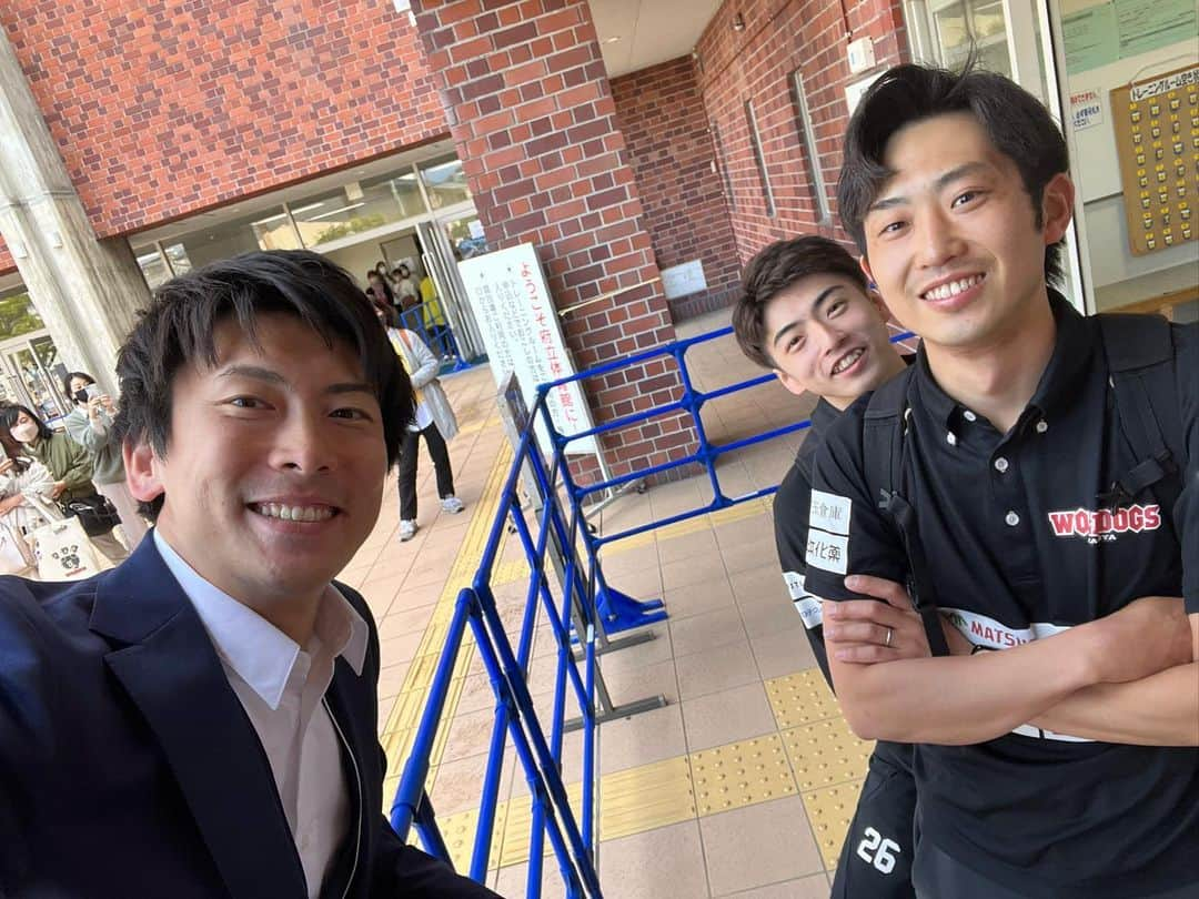 高松卓矢さんのインスタグラム写真 - (高松卓矢Instagram)「3回目の解説は京都から♪ やはりバレーボールは面白い！！ そして4月16日は愛知が熱い！！ #3回目の #解説 #たかまつり #今週は #ざっきーに期待 #新村トレーナーにも期待！笑」4月14日 19時48分 - takamatsuri12