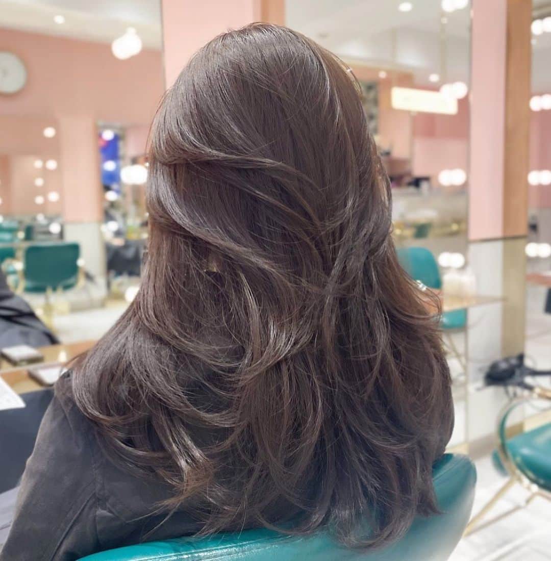 原涼香のインスタグラム：「大人気カラー!! 𝙣𝙪𝙙𝙚 𝙗𝙧𝙤𝙬𝙣 🤎✨ 赤味のない透明感カラーにワンカールで可愛くなるレイヤーカット✔︎ ㅤㅤㅤㅤㅤㅤㅤㅤㅤㅤㅤㅤㅤㅤㅤㅤㅤㅤㅤㅤㅤ menu... ● カット ● プレミアムケアカラー ● バイカルテトリートメント ㅤㅤㅤㅤㅤㅤㅤㅤㅤㅤㅤㅤㅤ ㅤㅤㅤㅤㅤㅤㅤㅤㅤㅤㅤㅤㅤㅤㅤㅤㅤㅤㅤㅤㅤㅤㅤㅤㅤㅤㅤㅤㅤㅤㅤㅤㅤㅤㅤㅤㅤㅤㅤㅤㅤㅤㅤㅤㅤㅤㅤㅤㅤㅤㅤㅤ ㅤㅤㅤㅤㅤㅤㅤㅤㅤㅤㅤㅤㅤ  ㅤㅤㅤㅤㅤㅤㅤㅤ ㅤㅤㅤㅤㅤㅤㅤㅤㅤㅤㅤㅤㅤ #SHIMA#韓国ヘア#韓国スタイル#海外ヘア#ハイトーン#ブリーチカラー#ブリーチなしカラー#グレージュ#ベージュ#オリーブグレージュ#オリーブカラー#ラベンダーグレージュ#ラベンダーカラー#透明感カラー#銀座美容室#銀座美容院#ワンホンヘア#ワンホン#暗髪#시스루뱅#레이어컷#레이어드컷」
